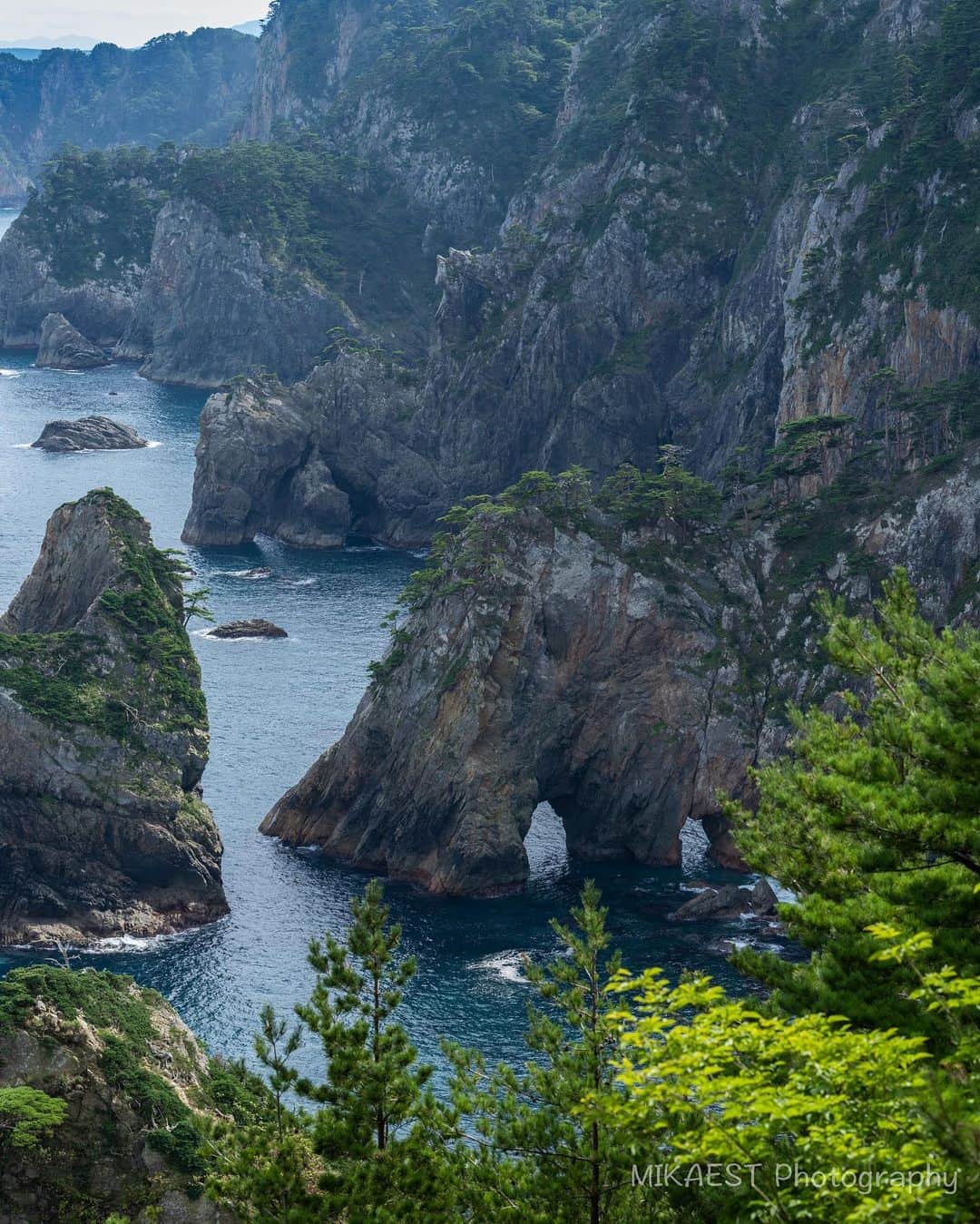mikaestのインスタグラム：「Kitayamazaki Sanriku Fukko National Park 三陸復興国立公園　北山崎 .  環境省と東京カメラ部より国立公園の魅力を発信するためのPRに携わることになり、先日、三陸復興国立公園での１回目の撮影に行ってきました！ . 三陸復興国立公園は北は青森県の八戸から南は宮城県の石巻まで全長250km超が範囲で、見どころたくさん。 . 写真は、今回訪れたところのひとつ、北山崎。東向きなので撮影的には日の出と絡められますね。朝陽が当たって岩が赤くなるのがベストな時間ですかね✌🏻階段を下ったところの展望台から見ると断崖の迫力が分かりますよ〜⛰ . Nikon Z7 NIKKOR Z 70-200mm f/2.8 VR S . 今回ご同行いただきました環境省のご担当者様には心より感謝申し上げます。爆笑珍道中の下見と夜中から夕方までの撮影とで、美味しい海産物を食べつつ楽しく撮影できました！ ※撮影は、環境省職員様の適切な管理・監督・協力のもと実施しています。 . . 現在、環境省と東京カメラ部では、国立公園フォトコンテストを開催中です。入賞作品は、展示やカレンダーにも掲載される可能性もあるようなので、是非皆さんの国立公園内の写真を投稿してください！ https://nationalparks.tokyocameraclub.com/contest2020/ 詳細は @tokyocameraclub_cp05 をご確認ください！ #nationalparksjp2020contest #三陸復興国立公園 #2020年 #9月 . #nationalparksjp #北山崎 #岩手県 .」