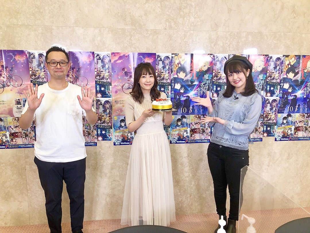 うえむらちかのインスタグラム：「『うぇぶらじ＠電撃文庫 一夜限り？の生配信スペシャル！』﻿ ご視聴いただきありがとうございました😂﻿ 本当に楽しいなあ笑笑﻿ ﻿ 久しぶりのおかゆさんに﻿ パワーアップしてるさっちゃんに﻿ 詰め込み過ぎの台本に﻿ ﻿ 大好きさが溢れてる😍﻿ ﻿ 番組の最後にサプライズで﻿ 誕生日もお祝いしていただきました🎂﻿ 嬉しすぎる……❣️﻿ ﻿ 三澤のさっちゃんからは﻿ 赤いカーディガンを頂きました🎁﻿ ﻿ 会わない期間があっても﻿ 会えばすぐに﻿ #うぇぶらじ﻿ に戻れる﻿ ﻿ 最高のチームだと思ってます✌️﻿ ﻿ ﻿ #電撃文庫﻿ #電撃 #KADOKAWA #うぇぶらじお﻿ #ライトノベル #誕生日 #サプライズ﻿ #三澤紗千香 #おかゆまさき」