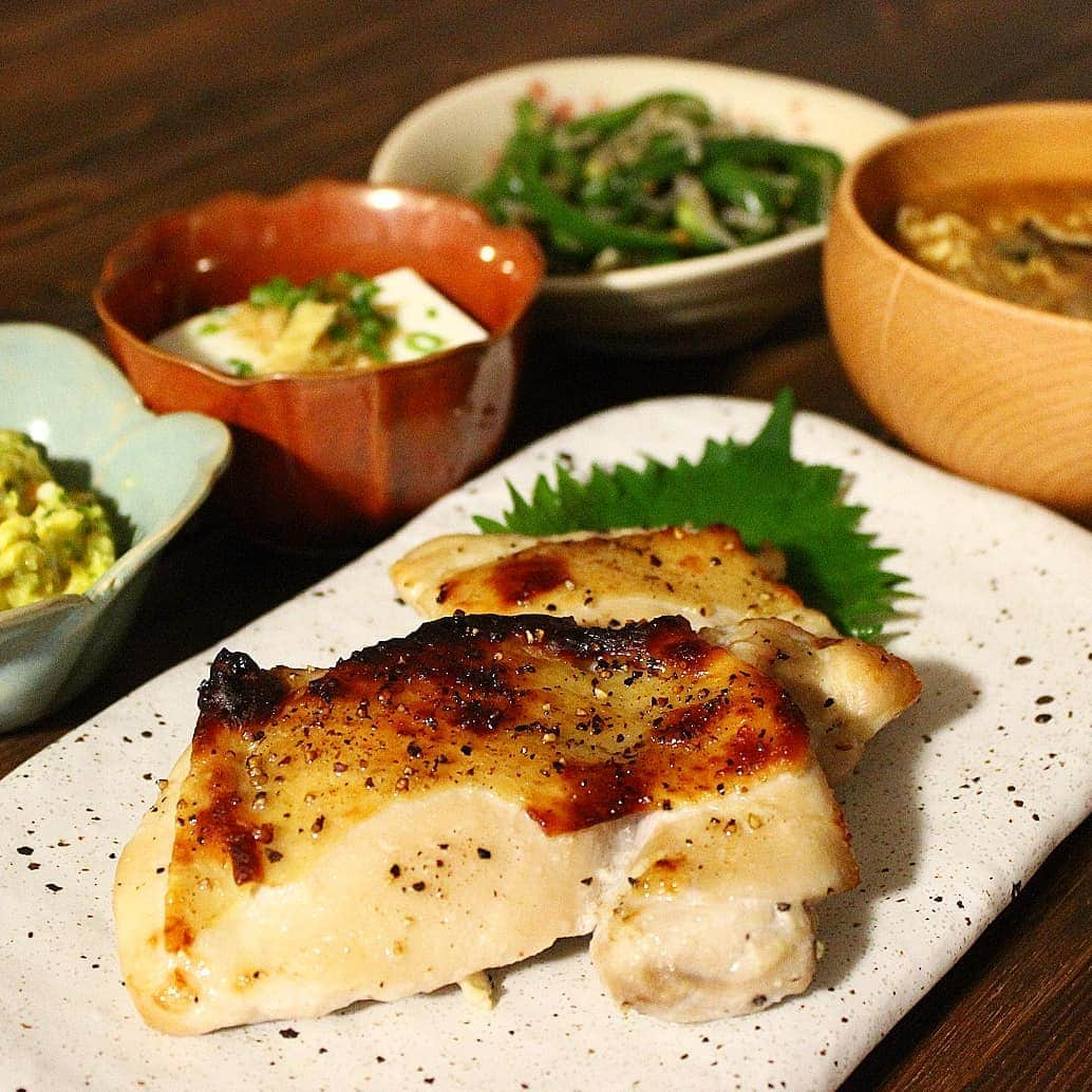 miyukiのインスタグラム：「. ✾焼き鳥定食✾ . . . もうすっかり冷奴とか冷たいって感じる 季節になりましたね～(﹡•﹏•﹡) 今回の献立は最近よく作る メニューオンパレードです(*´艸`) . . ❶鶏もも肉の塩麹焼き ❷桜えびと青のりの炒り卵 ❸冷奴 ❹ジャコピー ❺きのことワカメのお味噌汁(卵白入り) . . ❶ 鶏もも肉1枚二大さじ1程度の塩麹で 揉んで朝から漬けたものを 魚焼きグリルでやいただけ！ ❷味付けは塩胡椒とほんの少し味醂 ❹ｸｯｸﾊﾟｯﾄﾞID:[509251]を参考に 胡麻も入れて！ ❺離乳食で余った卵白は 私たちのお味噌汁に入れがち(笑) . . . . . #焼き鳥#塩麹#炒り卵#冷奴#じゃこピーマン#味噌汁#おうちご飯#夜ご飯#簡単ごはん#ふたりご飯#発酵食品#発酵#まごわやさしい#腸活#料理記録#無添加#関西ママ#マカロニメイト#フーディーテーブル#デリスタグラム#クックパッド#delimia#lin_stagrammer#🍴mskitchen🍴」