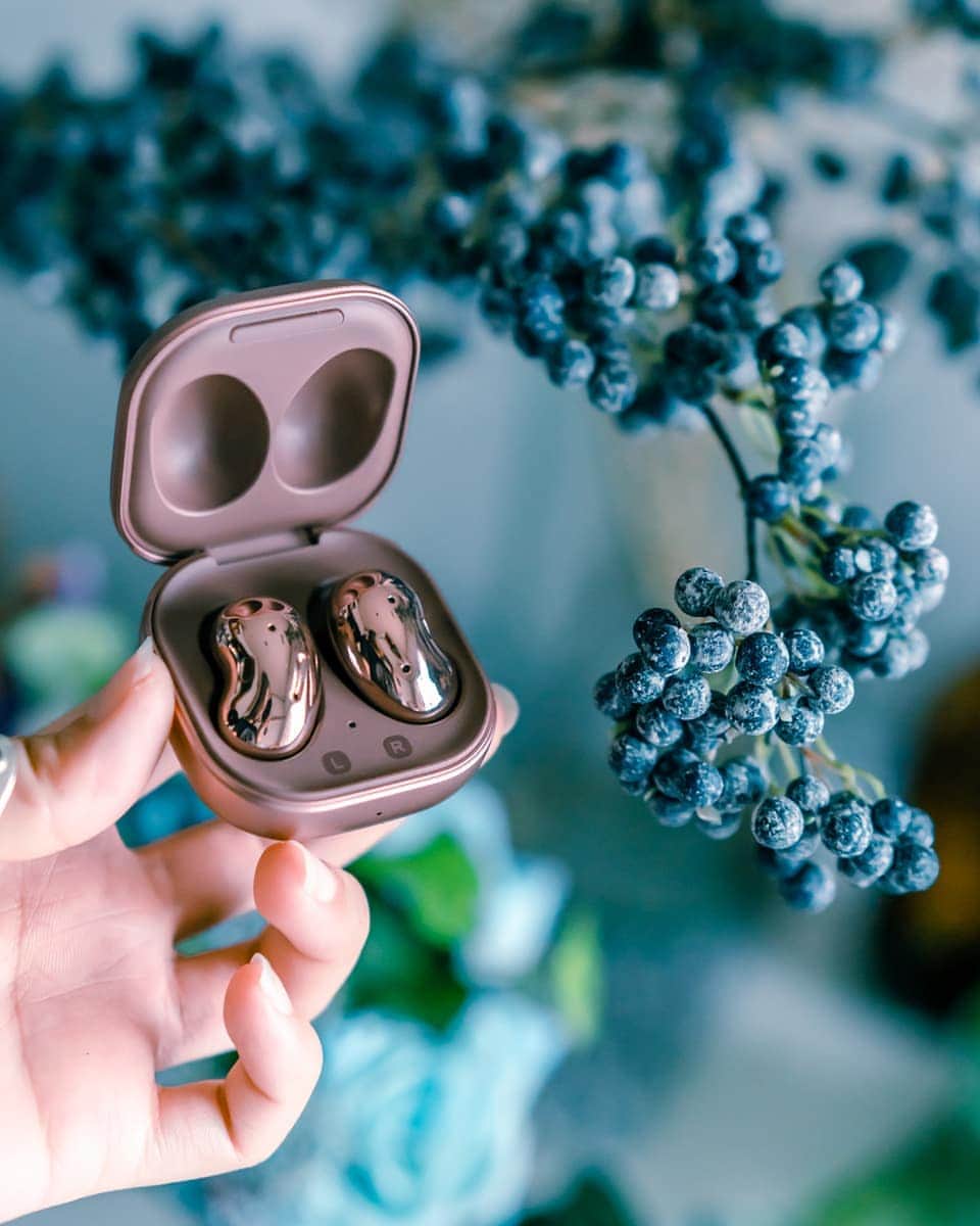6151のインスタグラム：「Galaxy Buds Live  Galaxyのワイヤレスイヤフォン「Buds Live」が発売されました。  可愛らしい豆型のデザイン アクセサリー感覚で装着できそうなつやつやも可愛い☺️  #GalaxyBudsLive #Ambassador #withgalaxy #teamgalaxy @galaxymobilejp」