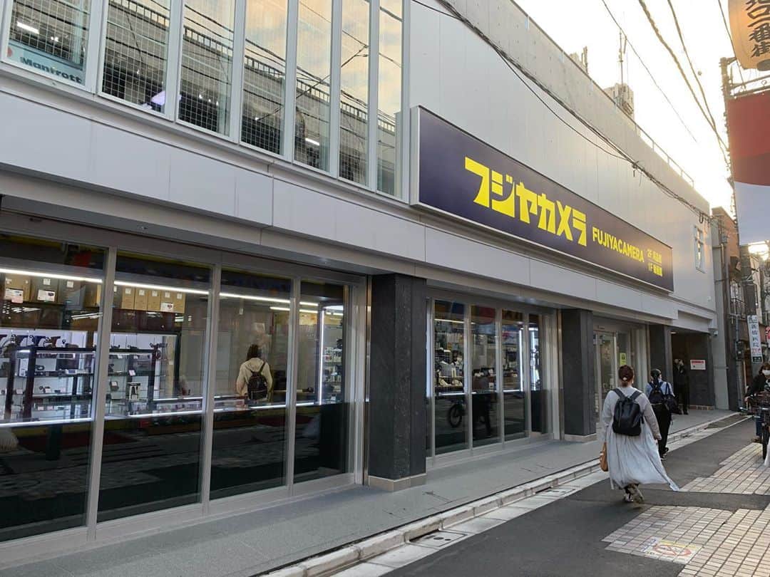 佐藤東弥のインスタグラム：「フジヤカメラ用品館、リニューアルオープンしてた！一階は動画館」