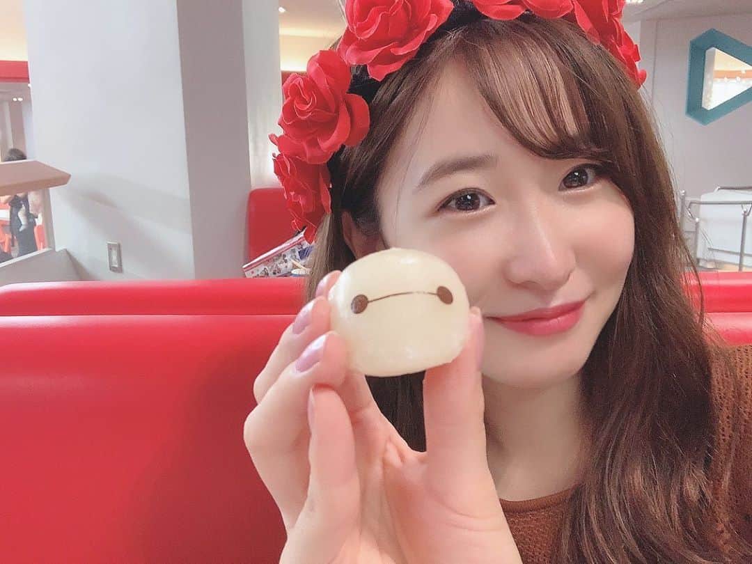 吉田友利恵のインスタグラム：「▶️ YouTube更新しました☺︎ 今回はディズニーランド新エリアの様子を まとめました〜🏰🥀 今回もなぎちゃん　@naginorikako  がチケット取ってくれたの😭🙌 何時間かけてくれたんだっけ、、、 天才🙌ありがとう☺️ 宜しかったらみてくださいねっ！ チャンネル登録もお願いします！ 🌹 #YouTube #ディズニーランド　#美女と野獣　#美女と野獣エリア　#ベイマックス　#ランド　#TDL #美女と野獣グッズ #チャンネル登録お願いします」