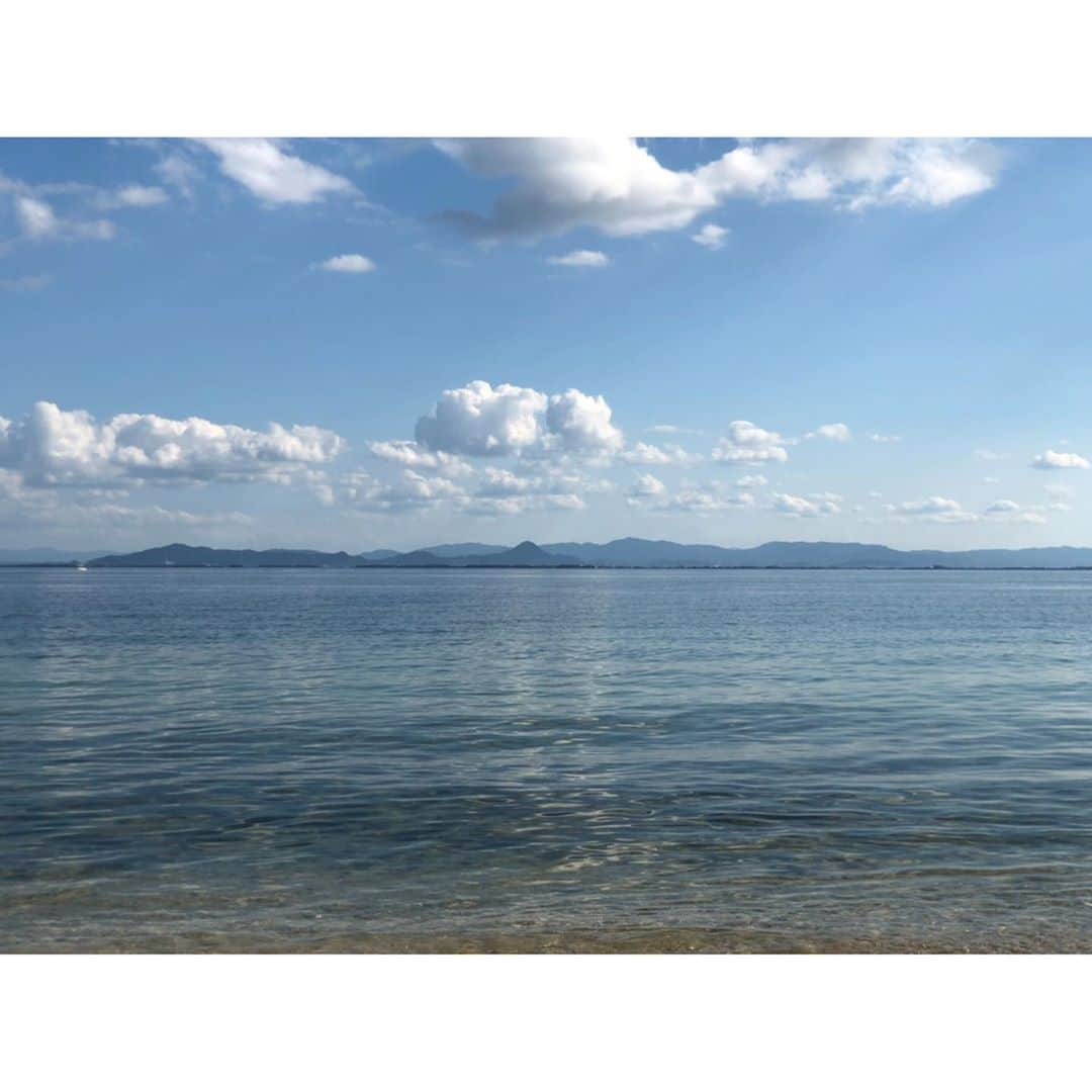 白井美沙紀さんのインスタグラム写真 - (白井美沙紀Instagram)「. . 今日はおしのと ただぼーっと琵琶湖を眺めに😂 本当に綺麗で 誰もいなくて 静かで とってもいいリフレッシュに なりました❣️ . . #久しぶりの投稿 #しの #琵琶湖 #良きオフでしたっ」10月12日 20時00分 - misaki.shirai