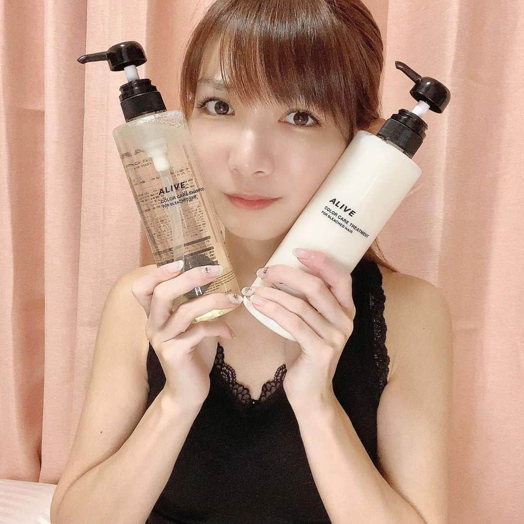 中谷あすみさんのインスタグラム写真 - (中谷あすみInstagram)「原宿や表参道にあるヘアサロンALIVE(@alivehair)さんのオリジナルシャンプー&トリートメント🧴  どんな髪質にも対応可能で泡立ちが良いのが魅力だよ✨ 髪を保護してキューティクルも整えてくれたりカラーもしっかりキープしてくれるという！ そしてサロン用品にしては低価格で大容量なのも嬉しい😆  店頭はもちろん、Amazon、楽天でのネットでの購入も可能ですよ🙌  #ヘアサロン#表参道ヘアサロン#シャンプートリートメント#ヘアケア#美容好きな人と繋がりたい#シャンプー#トリートメント#pr」10月12日 20時00分 - asumi_naa