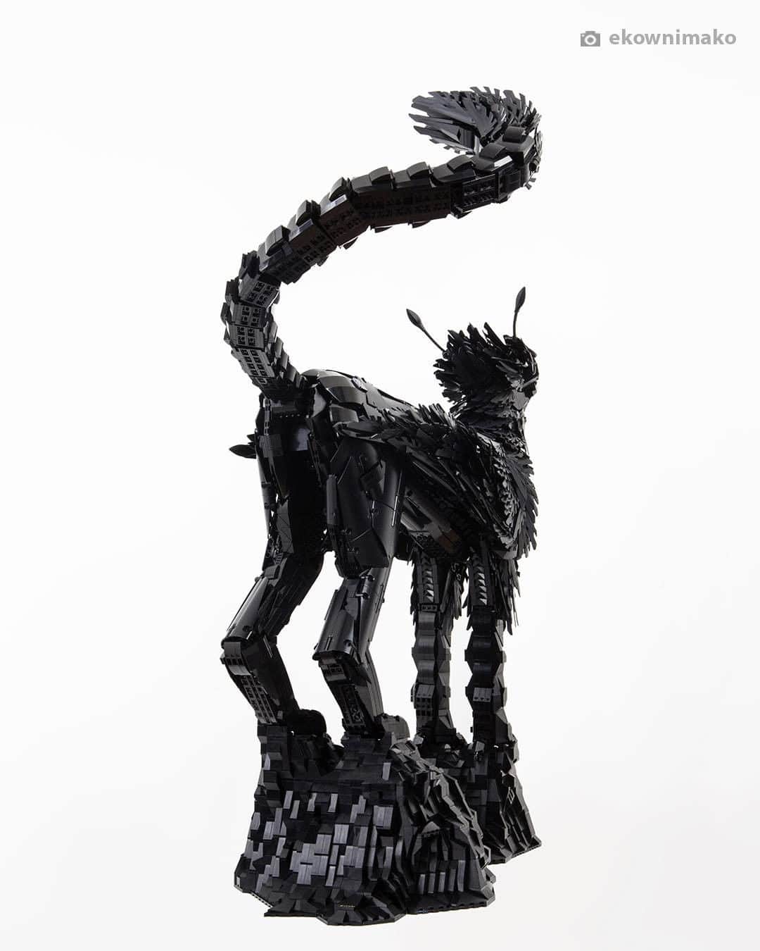 LEGOさんのインスタグラム写真 - (LEGOInstagram)「Artist Ekow Nimako creates enchanting LEGO sculptures using only black bricks. Check out his incredible work! 😮  📸 by @ekownimako   #Art #Artist #LEGOPhotography」10月12日 20時00分 - lego