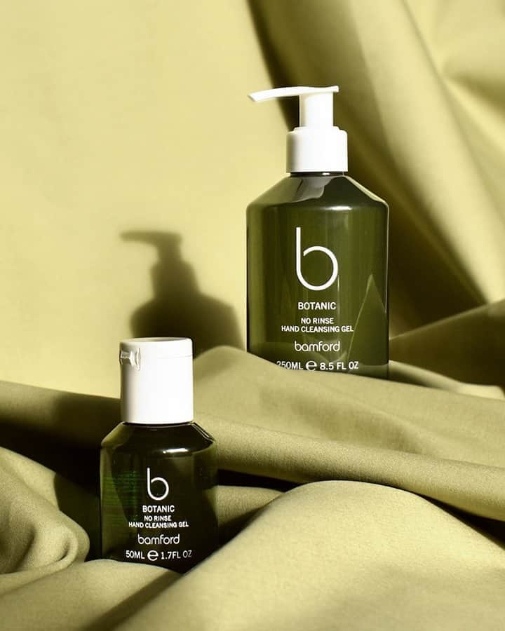 のインスタグラム：「Our Botanic No Rinse Hand Cleansing Gel has arrived 🌿 the latest addition to our signature Botanic bodycare range is scented with rosemary pure essential oil and leaves a citrusy scent on the hands, and the alcohol-based formulation combines plant-based glycerine and coconut oil to cleanse and hydrate the skin. Available in two handy sizes - a pocket-friendly 50ML and a larger 250ML for the desk/home - our gel is ideal for use between washes and when out and about. Skin is left feeling cleansed and supple.⁠ ⁠ Shop our Botanic No Rinse Hand Cleansing Gel online now - available in store from 19th October. #bamford #WashTreatNurture #botanical」