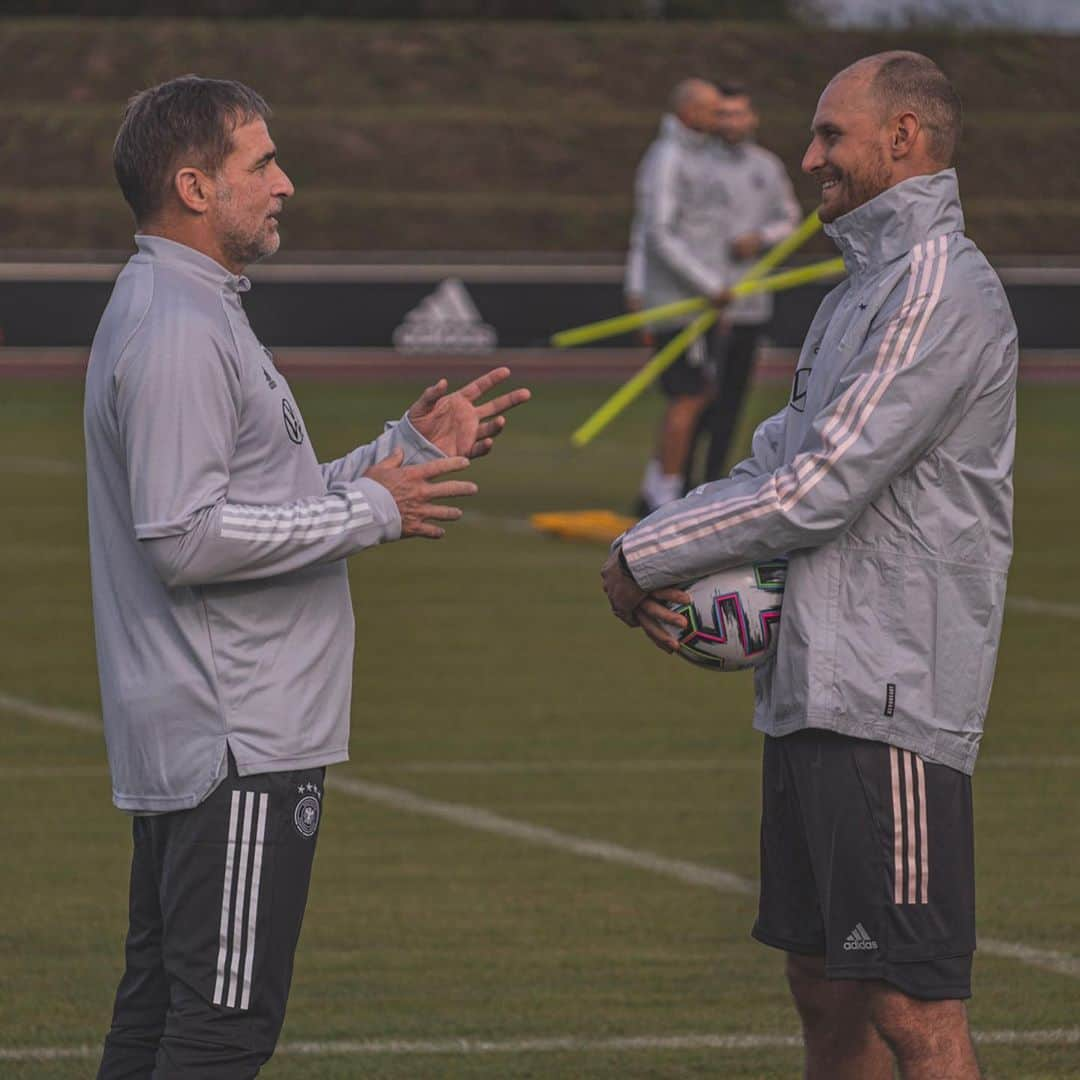 ベネディクト・ヘーヴェデスのインスタグラム：「Erste Eindrücke als Trainerassistent sammeln bei der Deutschen U21 Nationalmannschaft. @dfb_junioren」