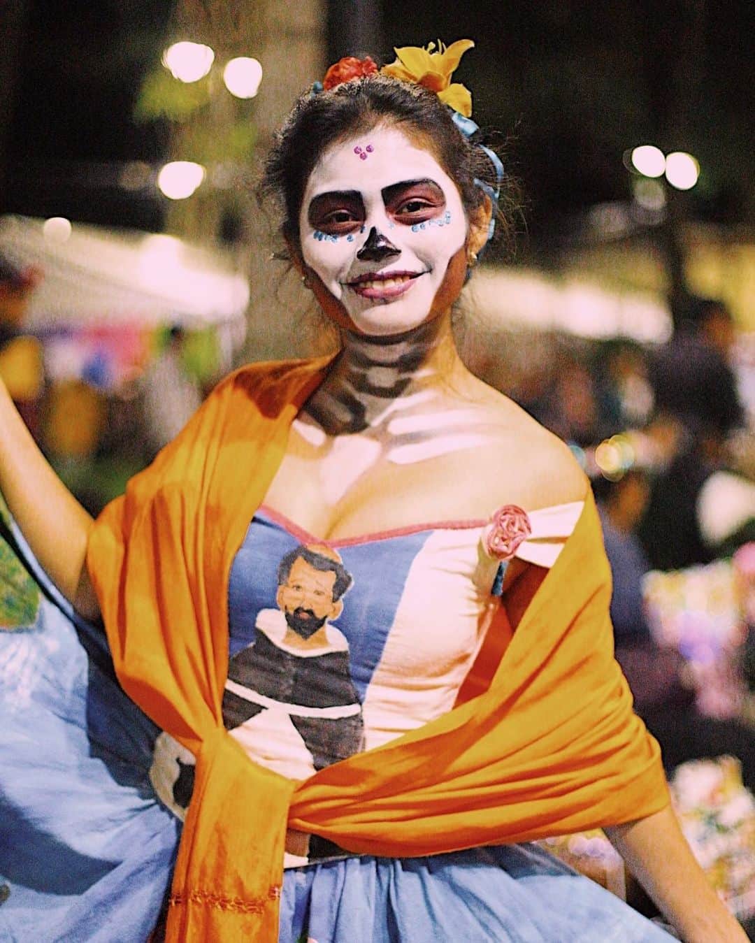 のインスタグラム：「Como seguramente no se hará nada de manera oficial (gracias Covid), decidí crear la #MarchaVirtualDeDiaDeMuertos 💀 le voy a rascar a ocho años (o algo así) de documentar ese día.  #Catrina #catrinamakeup #makeup #skullgirl #sugarskull #diademuertos #dayofthedead #mexicocity #elchadsantos #adorama #gettyreportage #magnumphotos #natgeo #catrin #adorama」