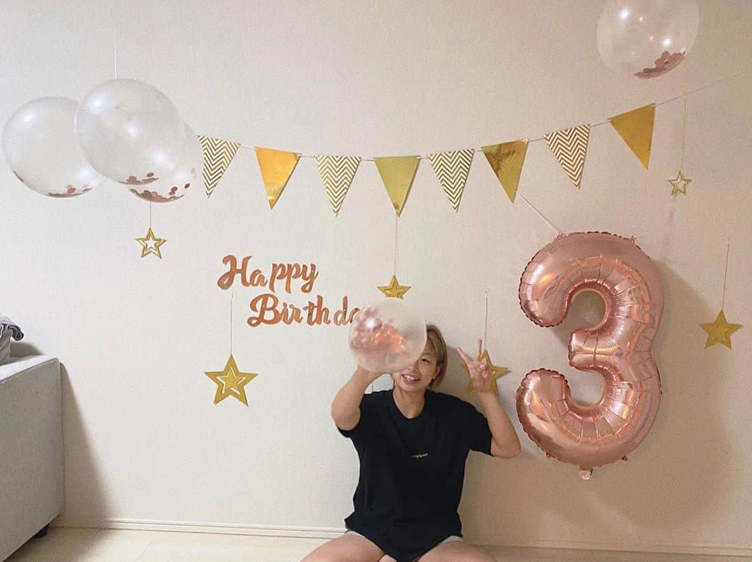 浅倉カンナさんのインスタグラム写真 - (浅倉カンナInstagram)「23歳になりました！ たくさんのおめでとう、ありがとうございます☺️✨  格闘技をやってなかったらこうして皆さんに祝ってもらえることもなかったと思います。 格闘技をやってなかったら…どうなってたかな🤔 本当に格闘技に出会えてよかった。 23歳も自分らしくやっていこうと思います！ お父さんお母さんありがとう😊 #いつもありがとうございます」10月12日 20時03分 - a_kanna_