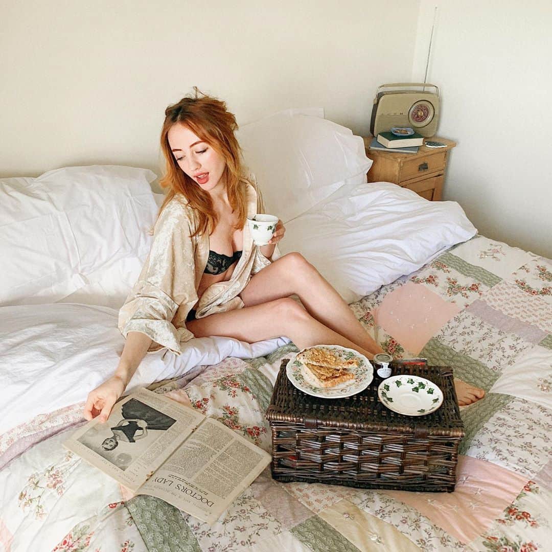 ベッキー・クルーエルのインスタグラム：「breakfast in bed!!! 🛌☕️ living my pinup ambitions for fun this weekend 😅 ⁣ ⁣ I need to tell you all about my gorgeous new bedding project because I’ve been so lucky to transform my bed this month. Whilst the bed itself is super comfortable California King, I didn’t really have nice sheets until @tielleloveluxury reached out to me and asked if I wanted to try theirs! They supply bed linens for all the luxury hotels including the Beverly Hills Hotel, Dorchester to name a few. (AD GIFTED)⁣ ⁣ I have to say the 300 thread count Classic Hotel set has been so amazingly comfortable to sleep on, and perfect for the seasons changing 🥰 makes sleeping at night so much more comfortable and luxurious!⁣ ⁣ I had no obligation to post but wanted to give them a shout out as I’ve loved investing my myself and my home during this year, and I think it’s really paid off well. ⁣ ⁣ #breakfastinbed #breakfastgoals #vintagehomedecor #pinuplife #vintageinterior #1950sfashion #retrogirl #bedroomstyling #pinupgram #stayinbed #retrohome #luxurybedding #pinupsofinstagram #selfcaresundays #retrodecor #vintageinteriors #luxurybedroom #linenbedding #60smakeup #60svintage #cottonbedsheets #60shair #vintagebedroom #beehivehair #vintagebedding #collectifgirloftheday #breakfastinbedplease #retrodecoration #60shairstyle #retrobedroom」