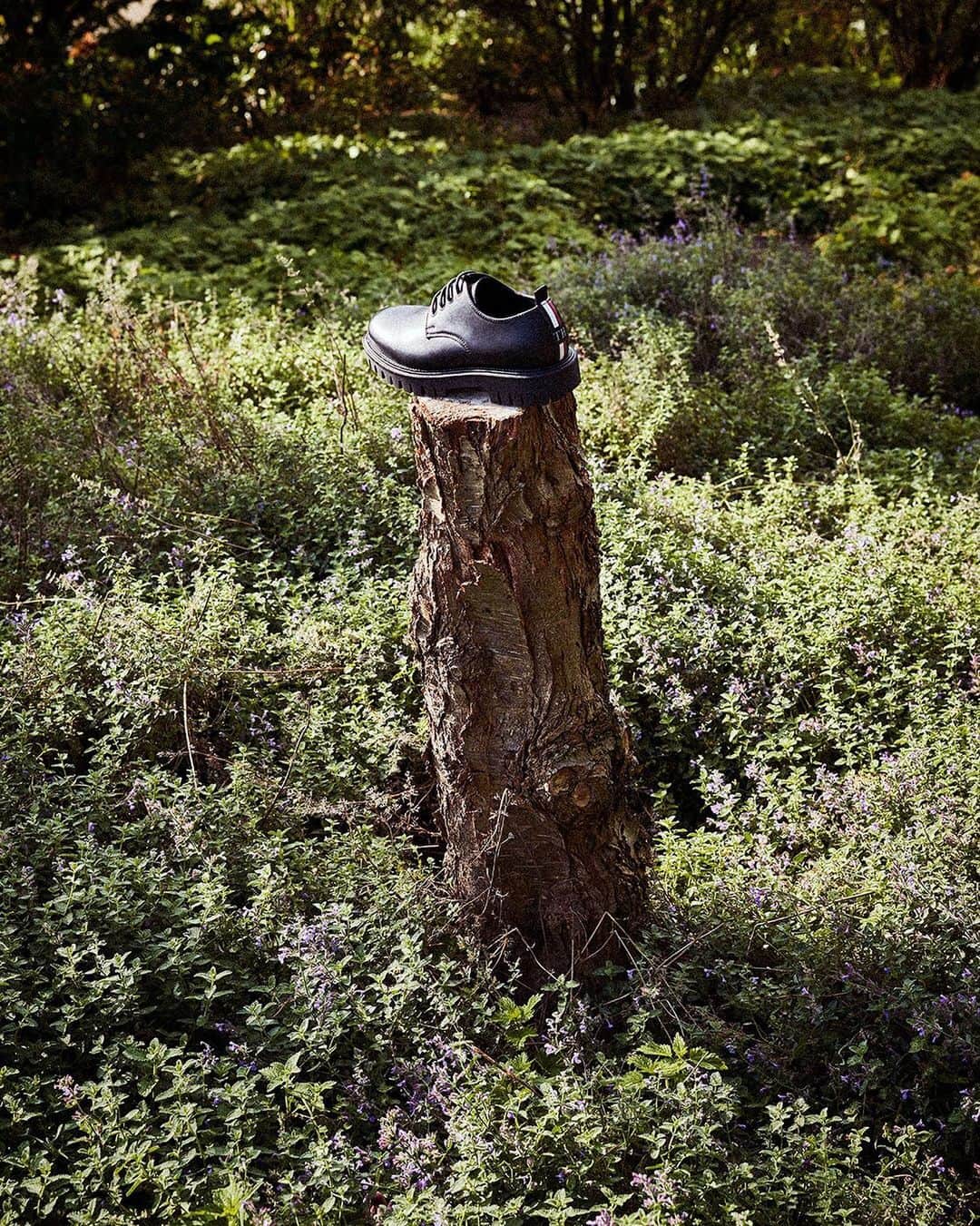 のインスタグラム：「Our Men’s Chunky Shoe, bold meets comfort. Perfect for Fall. #TommyHilfiger」