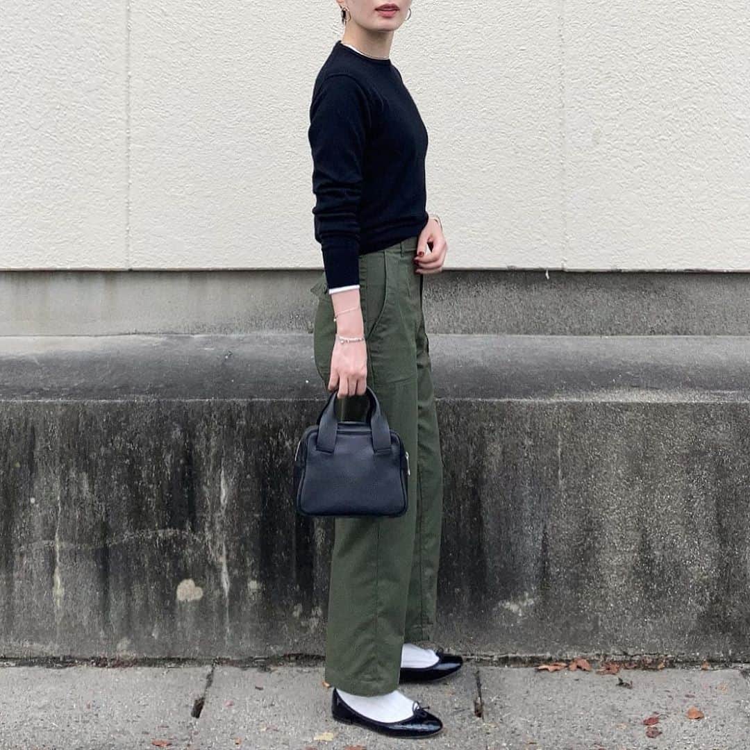 のインスタグラム：「. 久しぶりに軍パンを穿いた日🐊  #accessoriesmau #muji #usarmy #bigotre #lenoandco #repetto」