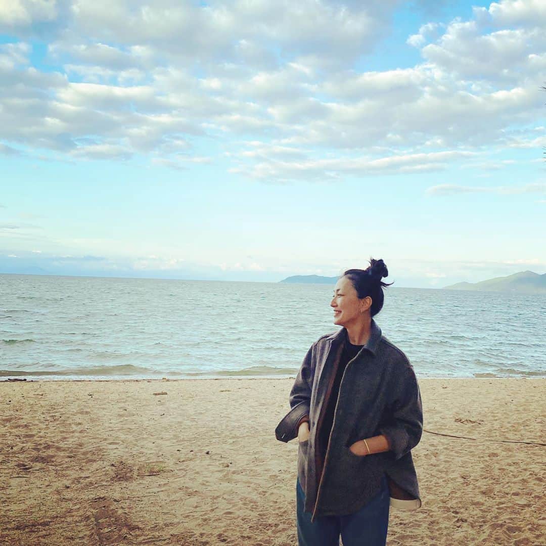 板谷由夏 さんのインスタグラム写真 - (板谷由夏 Instagram)「朝イチの新幹線で京都へ、からの滋賀へ お邪魔しました。 琵琶湖のほとりにて。」10月12日 20時13分 - yukaitaya