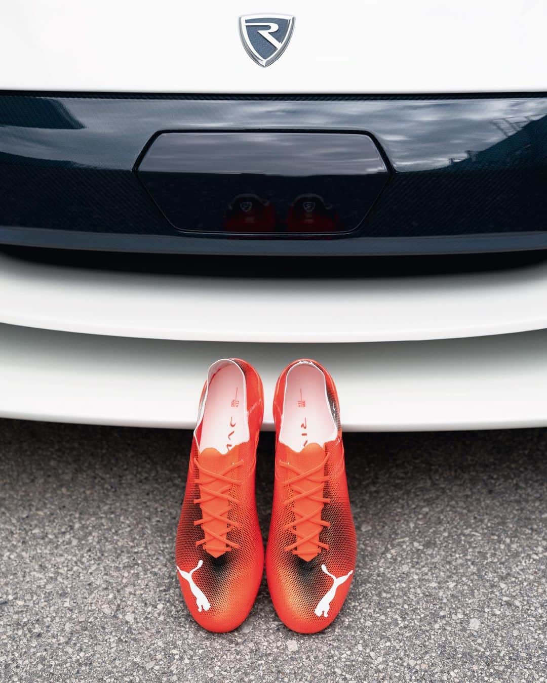 PUMA Footballさんのインスタグラム写真 - (PUMA FootballInstagram)「What do you get when you cross the worlds fastest football boot with the worlds fastest electric car? The RIMAC ULTRA ⚽️🏎 weighing only 90 grams 🤯. Limited edition of 412 pairs, to match the 412 km/h top speed of the @rimac_automobili C_Two hypercar. Available now at exclusive retailers.」10月12日 20時13分 - pumafootball