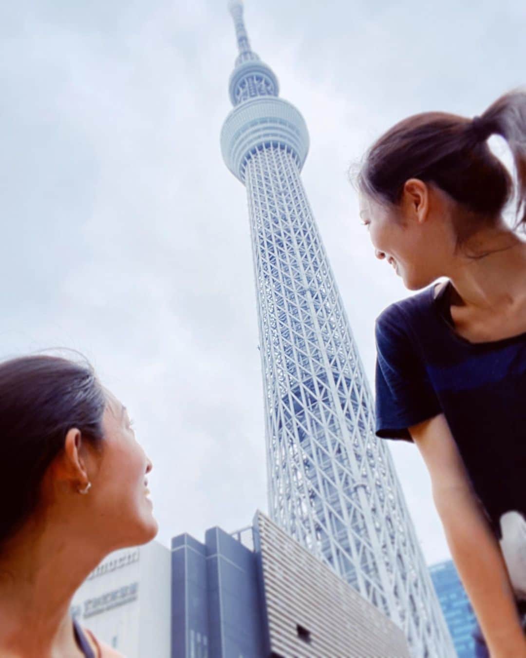 大杉亜依里のインスタグラム：「@yui_iida とサクッとRUN🏃🏻‍♀️✨﻿ ﻿ 走り始めたばかりの頃から気合いで走りまくってきた有衣は、ランニングスタートから8か月経った最近、少し疲れが出てきたみたいで。﻿ ﻿ 頑張りたい！成長したい！という有衣の気持ちはすごーくわかる！😭﻿ ただランニングが今後辛いだけのものになったら寂しいから、ゆいに合いそうなちょっとだけ新しい走り方を考えてみました。﻿ やるやらないは別にして、少しはアドバイスになっていると良いなぁ〜🙏﻿ ﻿ とにかく今日は、有衣の"誰かと一緒に走る"のデビューにお供できて楽しかった🤣👍ありがとう〜！」