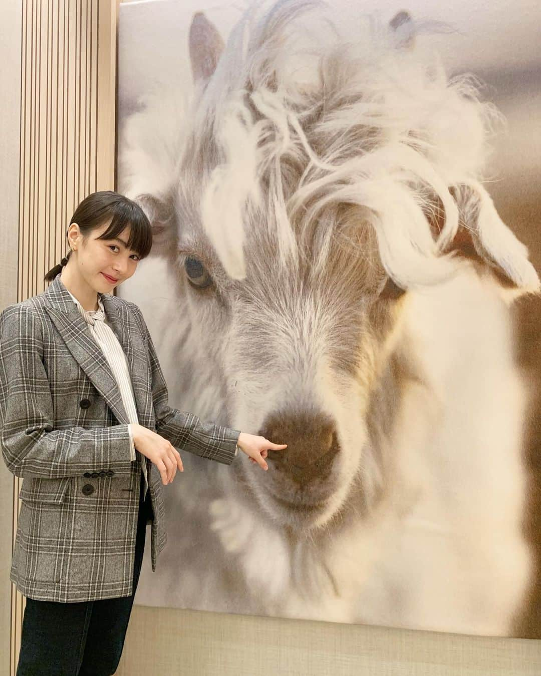 安藤ニコさんのインスタグラム写真 - (安藤ニコInstagram)「新しくオープンしたロロ・ピアーナ銀座店にて開催される、デジタル・アート・インスタレーション『An Odyssey of Touch』のプライベートプレビューにて (´︶`) マスコットのBumbaや山羊達に癒され、、、❤️ サスティナビリティーを追求しているロロ・ピアーナの自然や動物への深い尊敬や、愛を感じました。 エキシビションは10月16日から25日までにて一般公開されます。 Artwork by @weirdcoretv Exhibition track by @skmtgram @loropianaofficial #LoroPiana #LoroPianaGinza #Tokyo #Weirdcore #RyuichiSakamoto #Anodysseyoftouch」10月12日 20時23分 - nico.ando.official