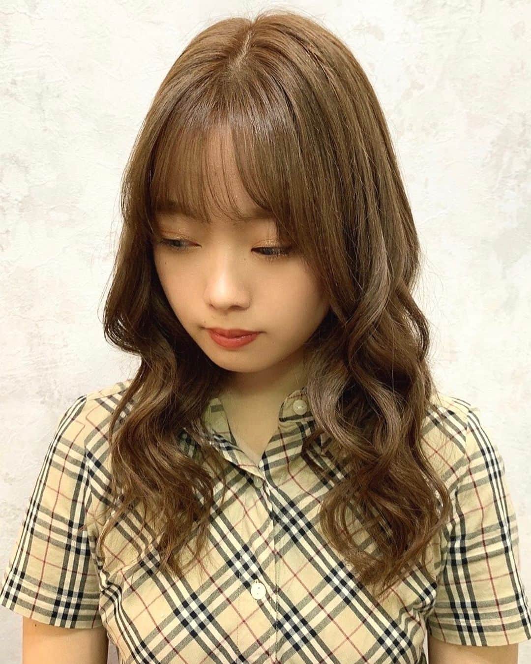 salon PRATiNO(サロンプラチノ)のインスタグラム：「. ✨ナチュラルブラウン✨. . 秋にぴったりのブラウンに変身🍂 季節感も出ていて とても可愛らしい仕上がりに✨  . . 【CLAVIS PRATINO】 ◇月曜日～土曜日 10:00～20:00 ◇日曜日 10:00～18:00  ※定休日なし ※時間外はお問い合わせください。 愛知県名古屋市中区錦3-4-19石垣ビル７Ｆ ☎︎052-962-7017  【PRATINO SNS・お店情報】  Instagram  メインアカウント→ clavis_pratino スタッフアカウント→ pratino_staff YouTube → https://www.youtube.com/channel/UC29An_f8mXliizce-Y6AUsA  LINE@→ ＠clavis-pratino HP→ http://clavis-pratino.com CLAVIS公式アプリ→ アプリ検索「CLAVIS 公式アプリ」  . #hairstyle #hair #cornrow #braids #clavispratino #spiralperm #pratino #hairsalon #nagoya #haircolor #love #派手髪 #外国人風カラー #バレイヤージュ #グラデーション #コーンロウ #ブレイズ #スパイラルパーマ#ピラミンゴカラー  #特殊ヘア #ブラックヘア #美容室 #ヘアサロン #ヘアスタイル #ヘアカラー #クラビスプラチノ #名古屋 #栄 #錦」