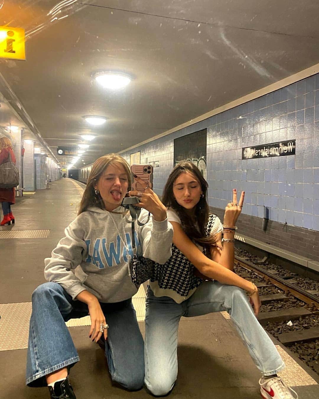 Subduedさんのインスタグラム写真 - (SubduedInstagram)「My favourite hobby is being with you 👯‍♀️💘 Tag that person👇 @floralithiemann @emily.kusche」10月12日 20時16分 - subdued