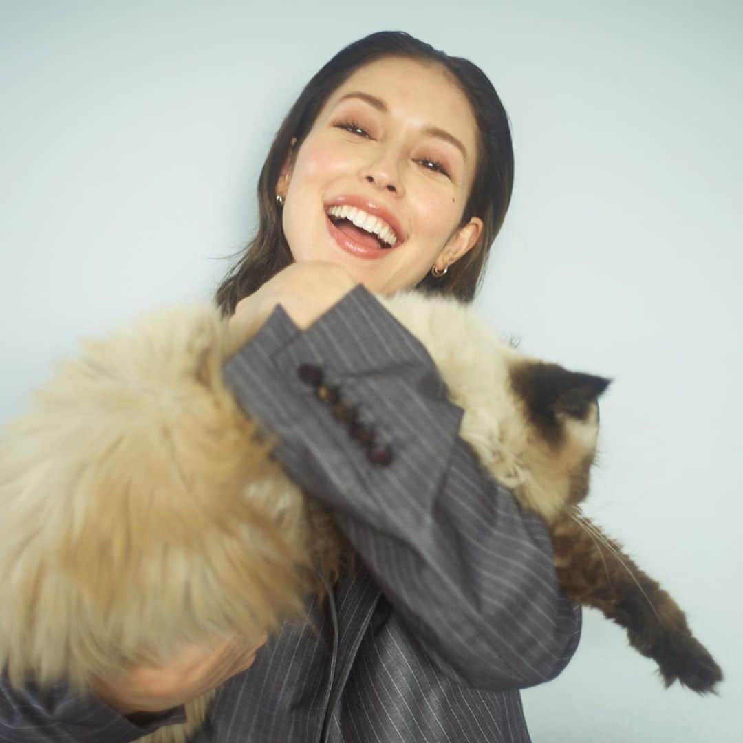 BENIのインスタグラム：「Caption this photo  タイトルつけてちょーだい🐈🥺 📸 @yagisaki_」