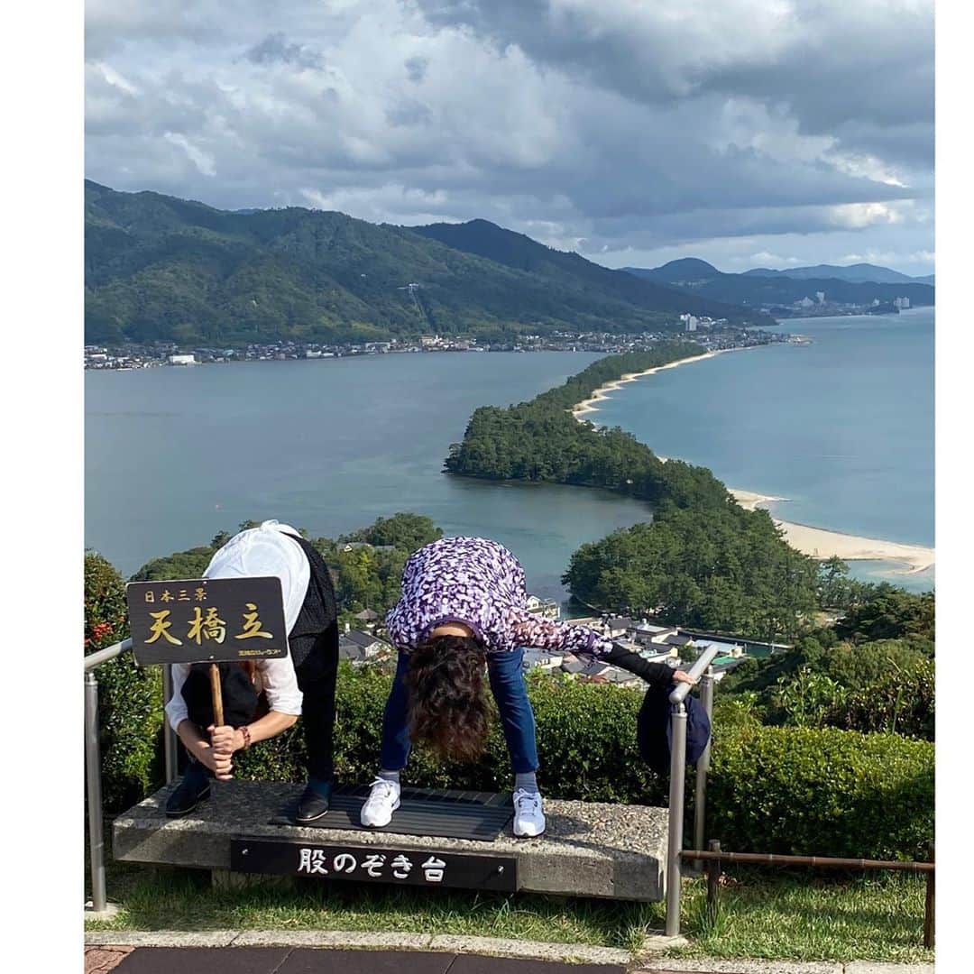 佐野優子のインスタグラム：「. 母と天橋立へ🐉 . 展望台からの景色と松並木を堪能🚴‍♀️ . 天候にも恵まれて感謝感謝✨ . #京都観光 #天橋立 #日本三景  #松並木　 #母爆走する😂」