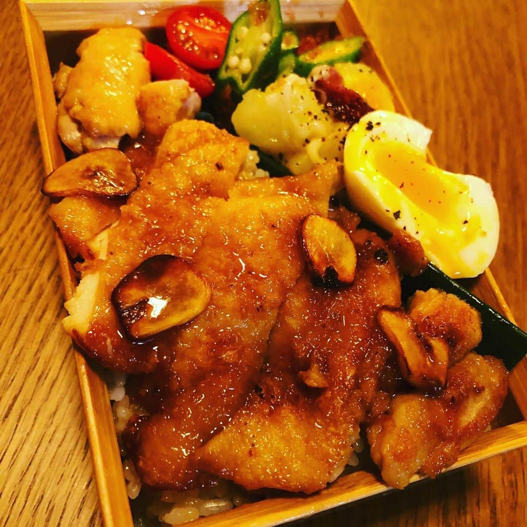 麻宮彩希さんのインスタグラム写真 - (麻宮彩希Instagram)「今日の夜ご飯はお弁当 チキンのガーリックステーキ オクラとトマトの梅和え サラミが余ってたからサラミのジャーマンポテト #お弁当#さき🍙 #チキン#チキンステーキ弁当」10月12日 20時20分 - sakibows0125