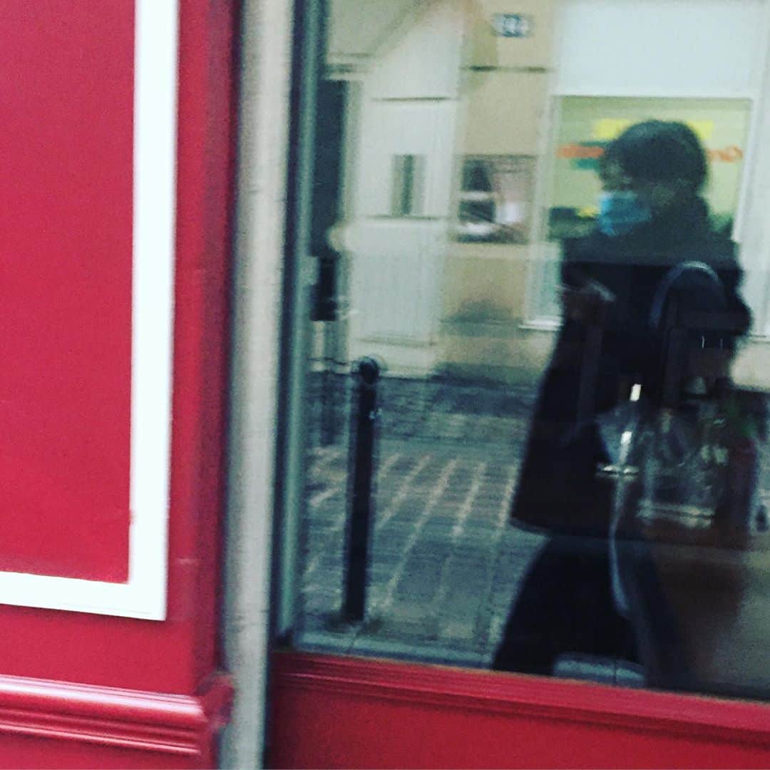 のインスタグラム：「On the way home  秋のパリを歩く🍂  #walkingparis #pariswalk #autumn🍁 #paris #selfie #promenadeaparis #parislife #parislifestyle #laviequotidienne #fashion #style #ootd #todaysoutfit #uniqlo #commedesgarcons #selfportrait #パリ散歩 #パリところどころ #パリを歩く #パリの日常 #今日のコーデ #セルフィー #刈り上げ女子 #秋 #パリ #パリ生活 #パリライフ #コムデギャルソン #ユニクロ #海外生活」