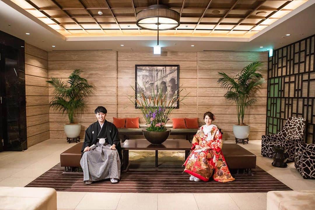 のインスタグラム：「.  Pre-photoshoot  オリエンタルホテル館内にて 素敵なお写真を残していただけます  前撮りのお写真を ご結婚式当日のウェルカムボードにしていただくのも 素敵です  @oriental.hotel.wedding  #ohk花嫁  #orientalhotelwedding #orientalhotel #staywedding #treatdressing  #ステイウェディング #オリエンタルホテル #オリエンタルホテル旧居留地」