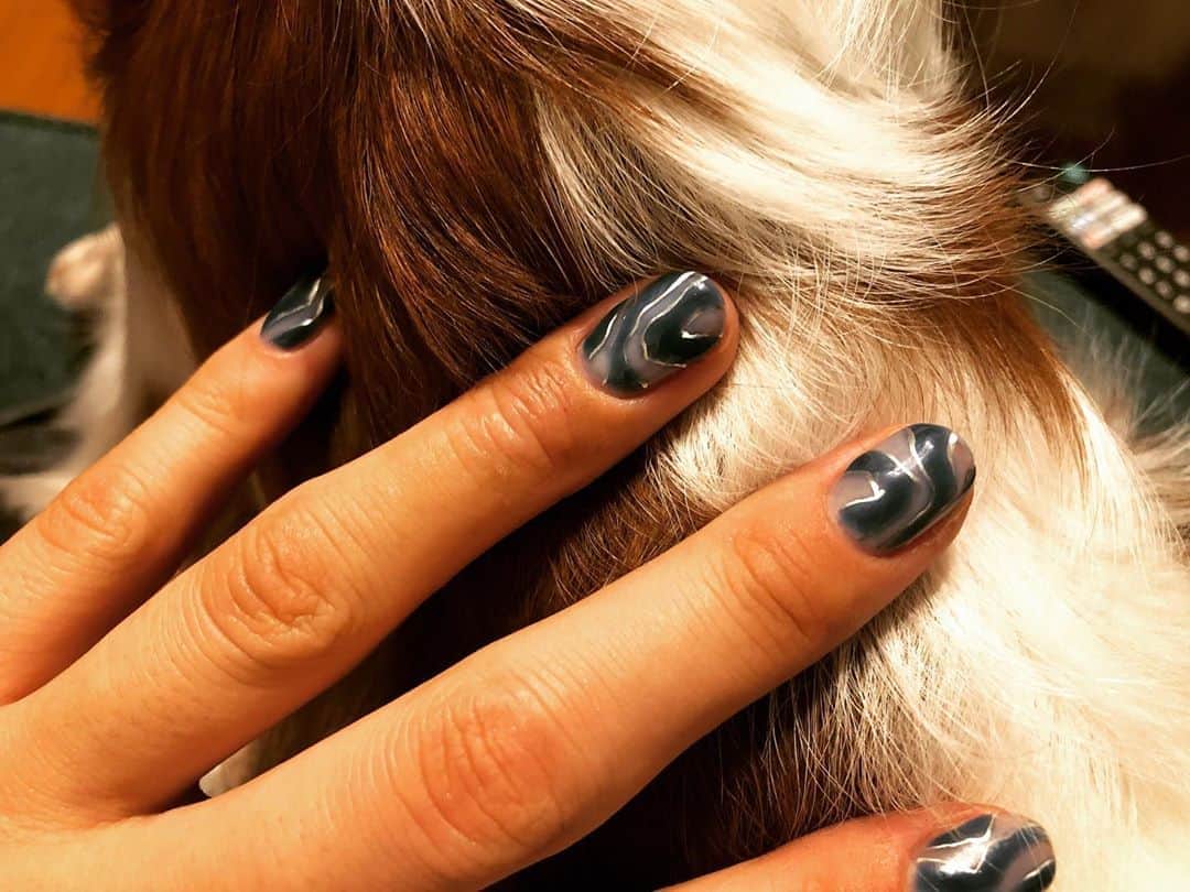 のインスタグラム：「. . . ViVi さん背中失礼します。 からの おNewネイル💅 さすがの祥子さんでやんす。 会いたいすぎて週２で行こうと するのをいつも止められるw . . . #ネイル #blue #ブルー @mojonail_shokosekine  #関根祥子 さん #村上佳菜子 #kanakomurakami #figureskater #figureskating」