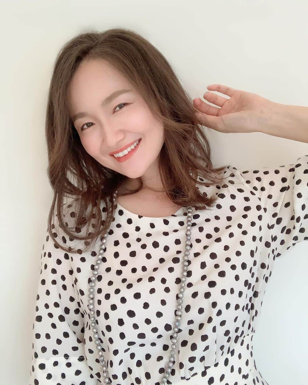 リナのインスタグラム：「3度の出産を経験して、 髪質が変わったのか… パサパサな乾燥毛に悩んでいて💦  毎日のシャンプー・トリートメントで ヘアケアもスカルプケアも 同時に叶えられたら… なんて贅沢なこと考えていたら… 見つけちゃった♪  新時代のオーガニック･スカルプケア VITALISM @vitalism_official   美人女医さんと美容師さんが 共同で開発したスカルプケアブランド💡  敏感肌も洗える優しい洗浄成分配合でありながら、 リッチな泡立ちとうるおい リラックス効果のあるラベンダーの香りが心地よい♪  今なら ドン・キホーテのアプリ 『majica』のクーポンで安く買えるみたいだよ🙆‍♀️  @donki_jp  是非チェックしてね♪ ...................................................... #VITALISM #バイタリズム #ドンキ #majicaアプリ #ピロミジロール #ヘアジニアス #スカルプシャンプー #独自成分 #オーガニック #植物由来 #pr #セミロング #ミディアムヘア #ヘアスタイル」