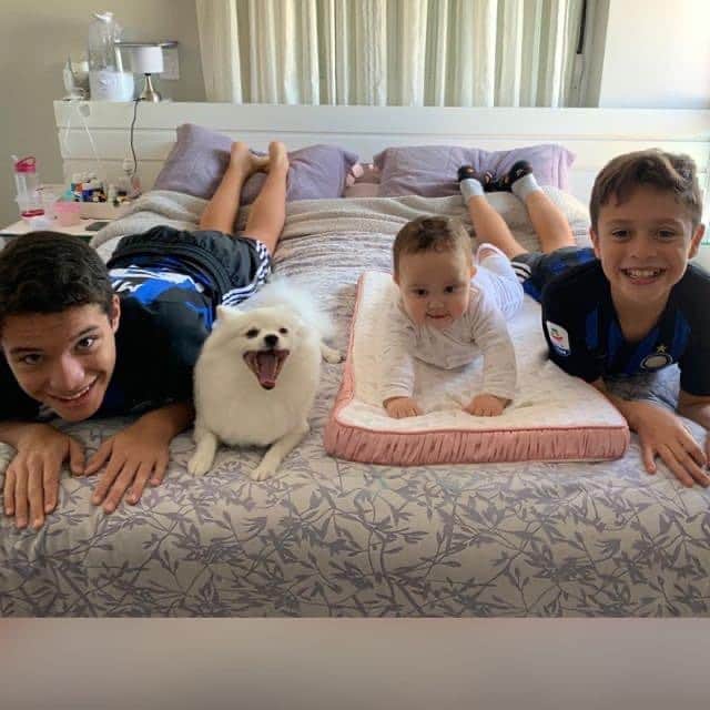 ミランダのインスタグラム：「Feliz dia das crianças  meu amores ❤️ saudade é grande mas em breve vamos está juntos novamente 🙏🏽 amo vocês」