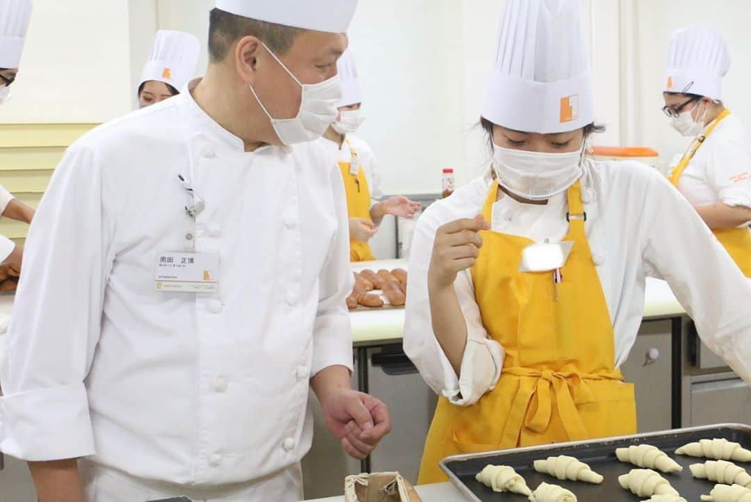 神戸製菓専門学校（公式）さんのインスタグラム写真 - (神戸製菓専門学校（公式）Instagram)「🍞製パン本科🍞 関西唯一、1年間で本格的にパンを学べる神戸製菓の #製パン本科 ❗️😆  初心者からでも、一からパン作りの理論と技術を学び、パン職人を目指すことができます❗️  後期からは1日の授業で作る種類も増え、さらに難易度の高いパンにもたくさん挑戦していきます❗️🥐😉  先日の授業では #クロワッサン を作り、アレンジを加えて菓子パンにしました✨😻  これから何度も授業で作って現場で即戦力となれるパン職人を目指します🔥😌  🥖製パンクイズ！🥖 クロワッサンの生地はたくさんの層になっていると思いますが一般的に何層になっているかご存知ですか？😌 よかったらコメントで教えてくださいね〜😊  #神戸製菓　#神戸製菓専門学校　#製パン　#パン作り　#パン　#パン屋　#パン屋さんになりたい #パン作り初心者　#パン作り好きな人と繋がりたい #パン職人 #ブーランジェ　#神戸　#三ノ宮　#クロワッサン　#フランスパン　#カマンベールセサミ #パン好き　#手作りパン　#手作り #神戸パン #pattistagram2020」10月12日 20時28分 - kobeseika_info