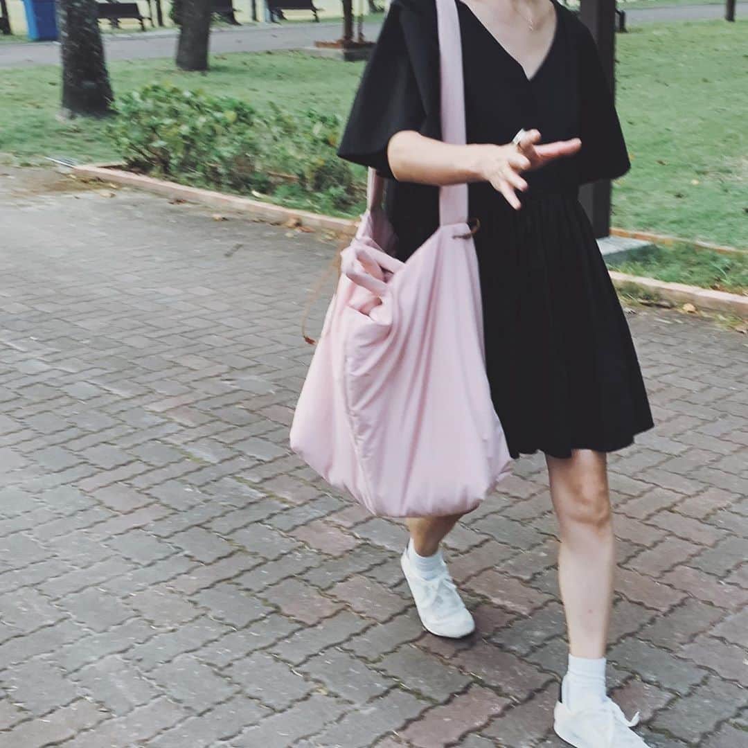 ジュジュのインスタグラム：「....🤍 . カバンでか！！！！笑🤣 . . #🛍 #いつの間にやら筋肉質 #👣」