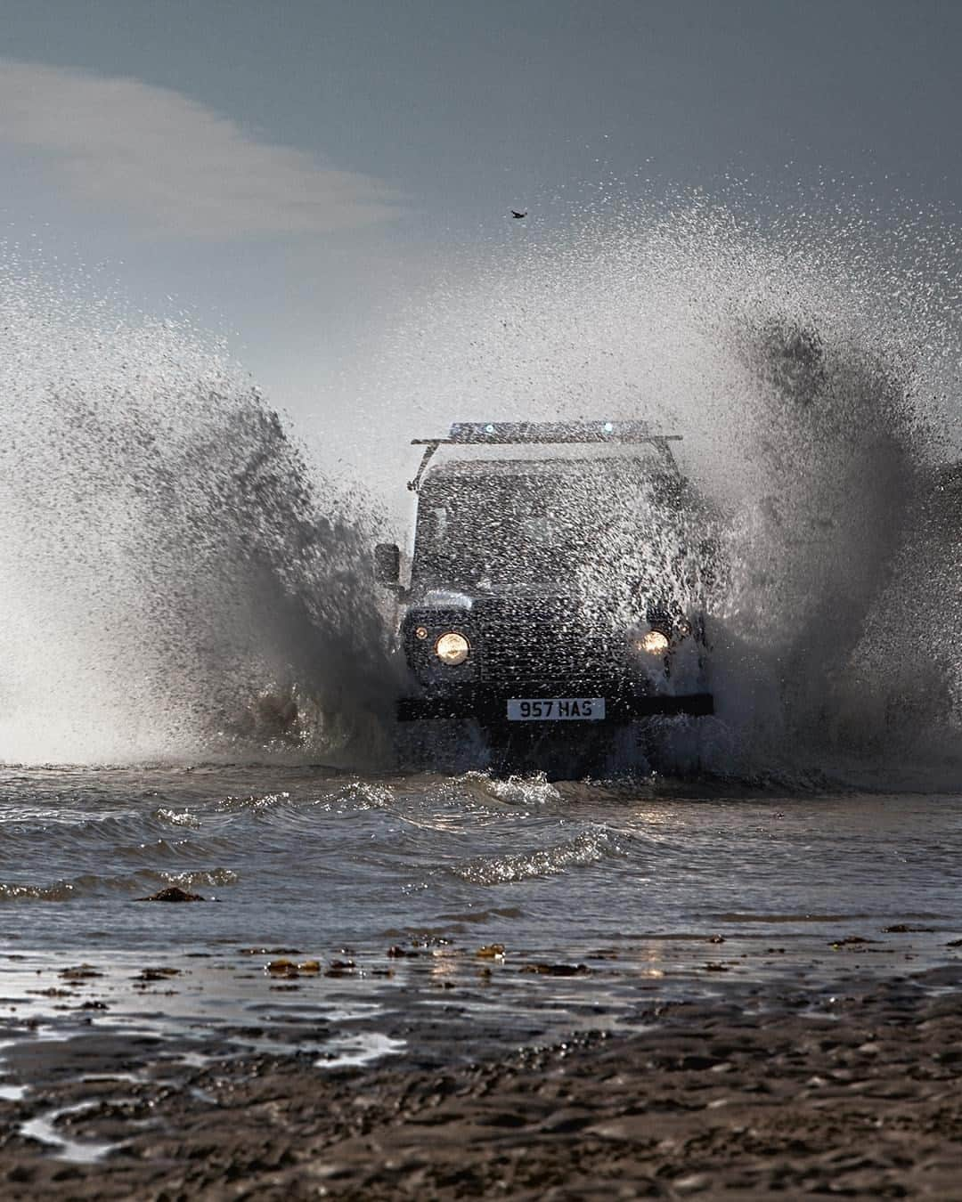 Land Roverさんのインスタグラム写真 - (Land RoverInstagram)「Everyone knows - when you see another #DEFENDER owner, you have to give them a wave.   #ShapeOfAdventure #ClassicDefender #Defender #Wading #Splash #OffRoad」10月12日 20時30分 - landrover