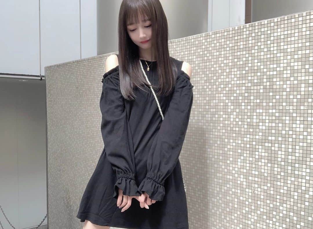 yuu__aaaのインスタグラム：「. . まっ黒コーデ👗❤︎ . 涼しくなってきたー . . #ブラックコーデ#黒コーデ #秋コーデ #ootdfashion #ootd #tiktok #ワンピース#ONEPIECE」