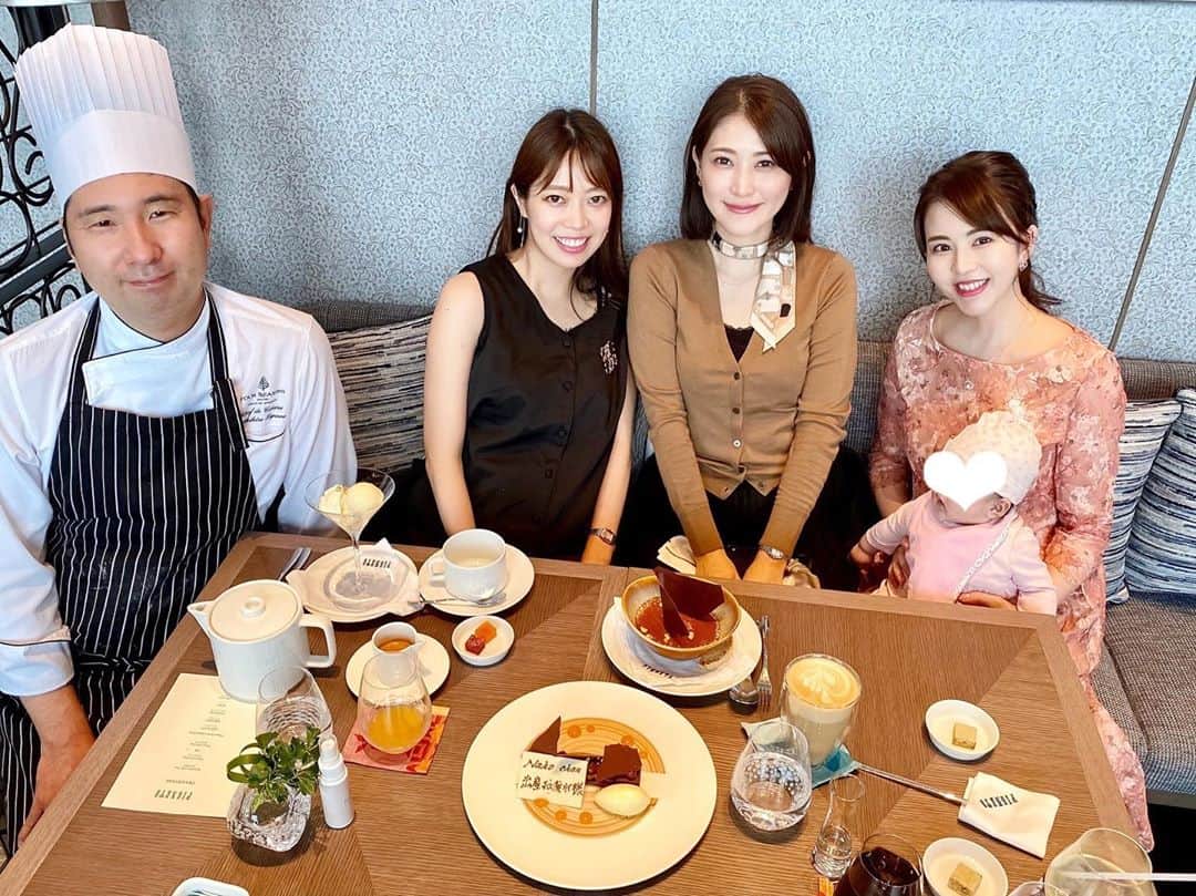 のインスタグラム：「* めちゃくちゃ美容に詳しい#マキア お二人と... 大手町にオープンしたフォーシーズンズへ☺️❤️  👶🏻もOKなイタリアンのお店に入りました✨  プレートも🎁も嬉しかった🥺❤️ 美女達に遊んでもらえて 娘も嬉しかっただろうな✨  シェフも一緒に📷👨‍🍳✨  #PIGNET #フォーシーズンズホテル東京大手町 #ピニェート #大手町イタリアン #マキア会 #赤ちゃんのいる生活 #女の子のママ #令和2年ベビー #出産 #2020夏ベビー #女の子のママ　#2020baby #新米ママ #第一子 #0歳児 #生後3ヶ月 #生後4ヶ月」