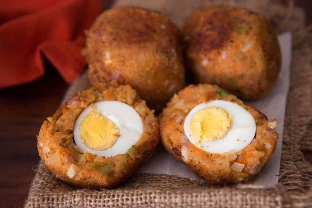 Archana's Kitchenさんのインスタグラム写真 - (Archana's KitchenInstagram)「Awadhi Style Nargisi Kofta Recipe (Boiled Egg Wrapped With Spiced Potato Recipe) is a dry kofta served as a snack. An innovative way of using the boiled egg wrapped up with spiced potato. Serve this as a tea time snack and tell us how you liked it. Get the recipe from the smart.bio link in my profile @archanaskitchen . . . . . . . . #recipes #easyrecipes #snacks #teatime #teatimesnacks #archanaskitchen #springrolls #cutlet #mushroom #mushroomrecipes #cutletrecipes #healthyeating #eatfit #cooking #food #healthyrecipes #foodphotography #recipeoftheday #comfortfood #deliciousfood #monsoonsnacks」10月12日 20時31分 - archanaskitchen