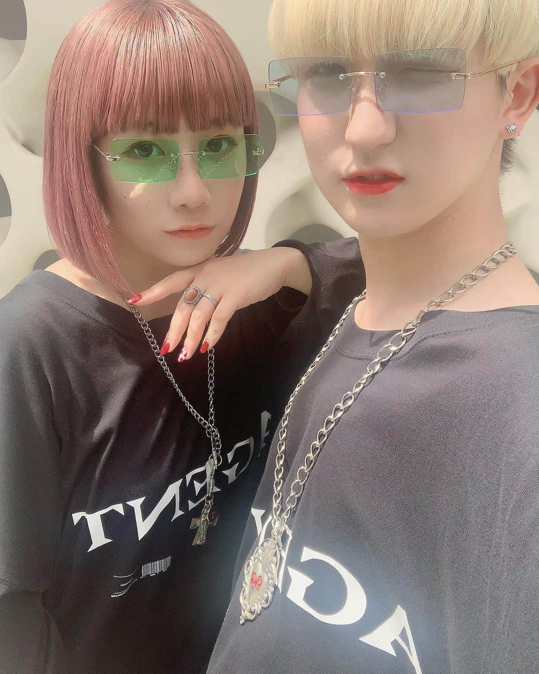 KARIN さんのインスタグラム写真 - (KARIN Instagram)「本日WEAM007発売です🟠🟢 @p_tempurakidz とスナップしてもらいました！ 全国の書店、各通販サイトにて販売中✔️  表紙はゆうたろうくん📓」10月12日 20時31分 - karin.tempurakidz