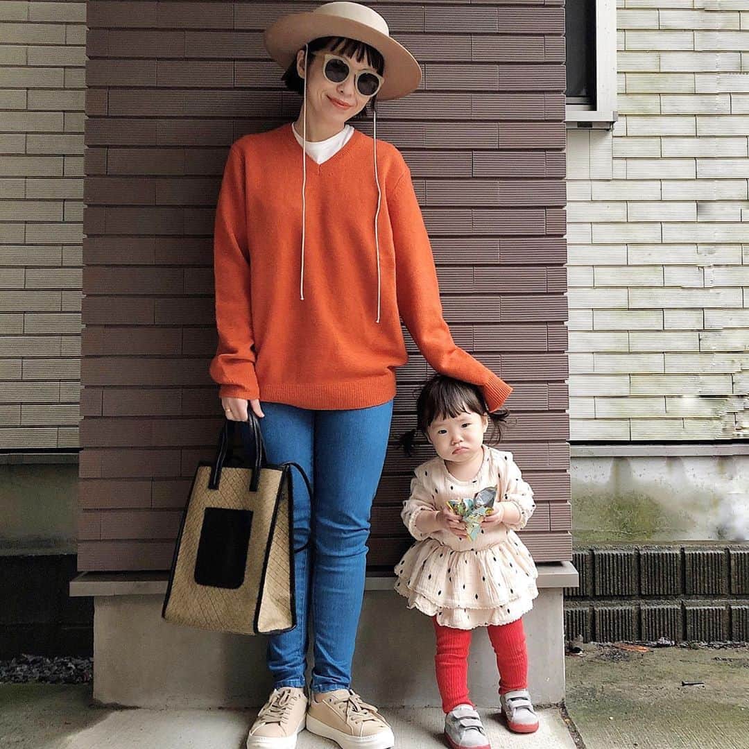 のインスタグラム：「． ★#親子コーデ ★． ． 先週は気温が寒くて セーターばかり着てたな🥶💦 ． #ユニクロ の#メンズ　の #プレミアムラムvネックセーター   @uniqlo @uniqlo_ginza @uniqlo_with  Lサイズを着てるよ！． ． ゆったり着たかったのでLサイズで ちょうどよかったぁ☺️． ． カラーも秋っぽいオレンジカラーで 生地もチクチクしないので お気に入り♪ 今度は旦那さんにも着せようっと♪ ． ． 娘しゃんの洋服は  @ryleeandcru.japan   今週は楽しみな事があるので 一週間がんばれそう✌️ うん！ 頑張ろ‼︎ ． ．  #ユニクロニット部 #ユニクロニット族 #uniqloginza2020FW #ニットコーデ#PR #ryleeandcru#ユニクロ購入品  #ユニクロメンズ #ユニクロ新作  #UNIQLO#uniqloコーデ  #uniqlolifewear #秋コーデ  #秋服コーデ #冬コーデ  #冬服コーデ #冬服  #秋冬コーデ #mensfashion  #メンズファッション #メンズコーデ  #メンズスタイル #ファッション #uniqloginza」