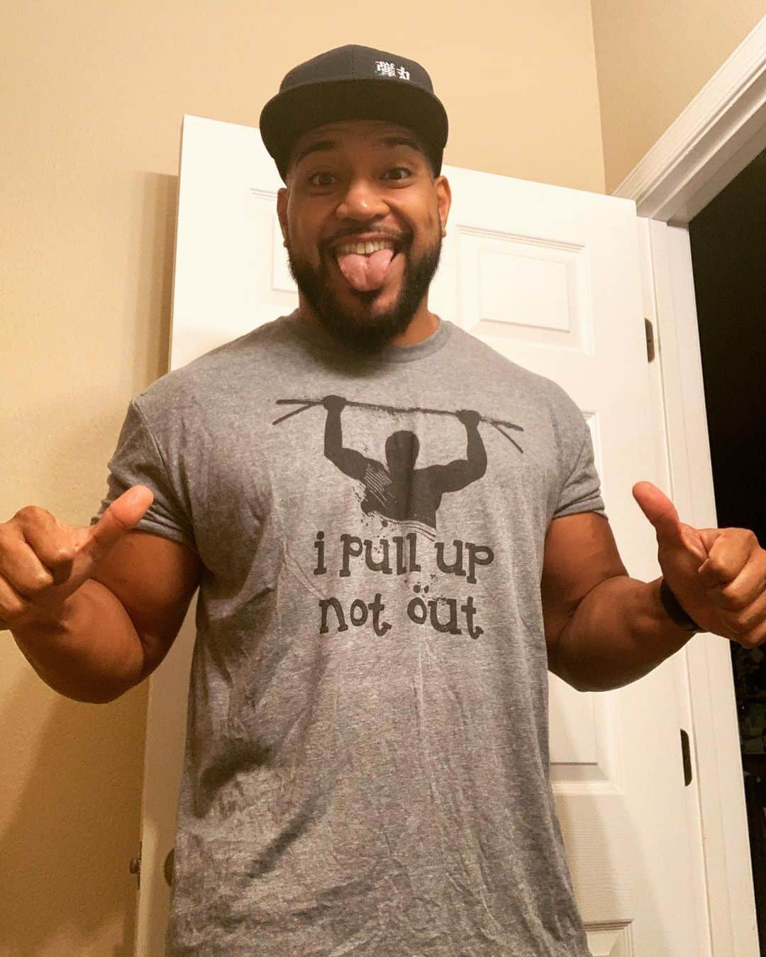 テヴィタ・フィフィタのインスタグラム：「Time to put in work! @tangocharlieapparel」