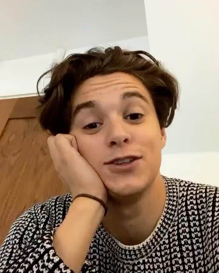 コナー・ボールのインスタグラム：「Friday!!! What da fuck🤣💝」