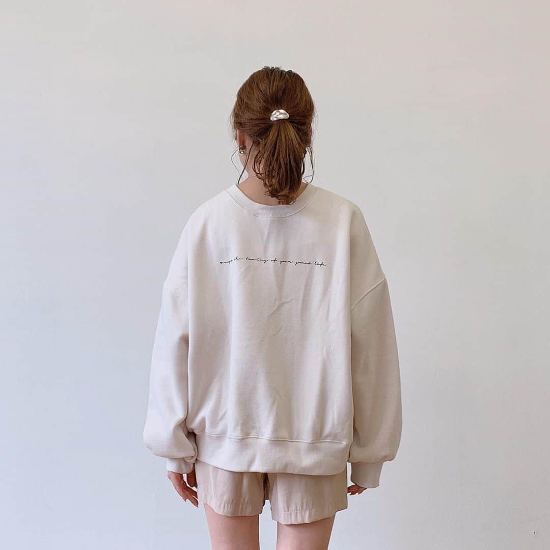 Vannie Officialのインスタグラム：「⠀  【VANNIE U　2WAYロゴフェイス裏起毛スウェット 】2,700+tax  《styling》 2ＷＡＹで楽しめるプリントスウェットが登場♪ ニュアンスカラーの色展開にも注目♡ 存在感満点なのでパンツやスカートでのワンツーコーデにピッタリ◎ いつものボトムスにプラスするだけでトレンド感あふれるスタイルに♪  ⠀ 《detail》 どこか女性らしいアートプリントとニュアンスロゴがカジュアルすぎない一枚に◎ 前後2ＷＡＹで着れる仕様なので、その日の気分に合わせて雰囲気が変えられるのも嬉しいポイント♡ 全体的にゆとりをもたせた、ゆるシルエットで抜け感のあるスタイルを演出します♪  ⠀ 《fabric》 着心地の良い裏起毛使用 ⠀ ⠀ ⠀ #vannie_u#ヴァニーユー #ZOZOでしか買えない⠀⠀ お問い合わせはDMまでご連絡ください‪‪☺︎‬」