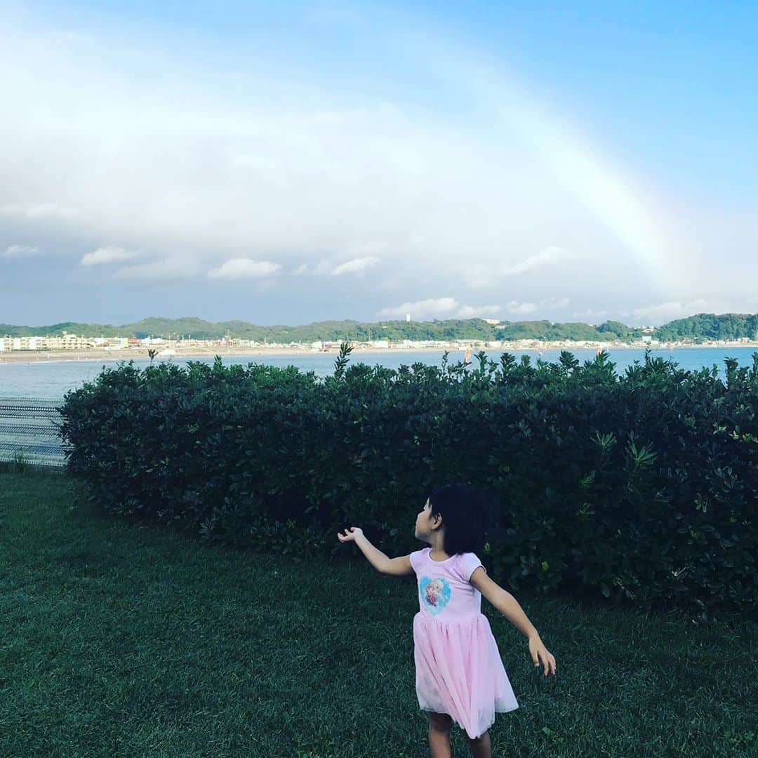 有坂美香さんのインスタグラム写真 - (有坂美香Instagram)「虹🌈🌈🌈🌈 Lucky rainbow✨ 明日10/13 で4歳の誕生日を迎える　娘　#ツルピカタマゴちゃん　と散歩にでて、帰る間際にリクエストで海沿いに寄り道したら突然見えてきた虹🌈🌈🌈❣️  Somewher over the rainbow  って曲ありますが この虹を見たときは Right here with the rainbow! みたく、あ、私の夢、叶うんだ！良かった！ みたいな、夢が具現化されていくような、後押しされているような、力強いエネルギーを感じました🌈  #ツルビマカタマゴちゃん　に、  「だから海までお散歩来てよかったでしょー？」って言われて、  ほんとそうだなぁ、、、と幸せになりました🌈  #虹　#rainbow #風の時代へ」10月12日 20時42分 - mikaarisaka