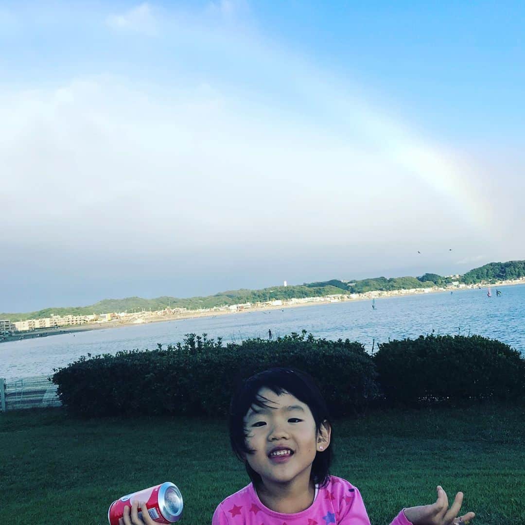 有坂美香さんのインスタグラム写真 - (有坂美香Instagram)「虹🌈🌈🌈🌈 Lucky rainbow✨ 明日10/13 で4歳の誕生日を迎える　娘　#ツルピカタマゴちゃん　と散歩にでて、帰る間際にリクエストで海沿いに寄り道したら突然見えてきた虹🌈🌈🌈❣️  Somewher over the rainbow  って曲ありますが この虹を見たときは Right here with the rainbow! みたく、あ、私の夢、叶うんだ！良かった！ みたいな、夢が具現化されていくような、後押しされているような、力強いエネルギーを感じました🌈  #ツルビマカタマゴちゃん　に、  「だから海までお散歩来てよかったでしょー？」って言われて、  ほんとそうだなぁ、、、と幸せになりました🌈  #虹　#rainbow #風の時代へ」10月12日 20時42分 - mikaarisaka