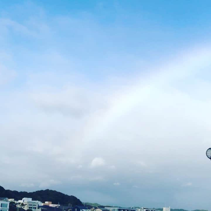 有坂美香のインスタグラム：「虹🌈🌈🌈🌈 Lucky rainbow✨ 明日10/13 で4歳の誕生日を迎える　娘　#ツルピカタマゴちゃん　と散歩にでて、帰る間際にリクエストで海沿いに寄り道したら突然見えてきた虹🌈🌈🌈❣️  Somewher over the rainbow  って曲ありますが この虹を見たときは Right here with the rainbow! みたく、あ、私の夢、叶うんだ！良かった！ みたいな、夢が具現化されていくような、後押しされているような、力強いエネルギーを感じました🌈  #ツルビマカタマゴちゃん　に、  「だから海までお散歩来てよかったでしょー？」って言われて、  ほんとそうだなぁ、、、と幸せになりました🌈  #虹　#rainbow #風の時代へ」