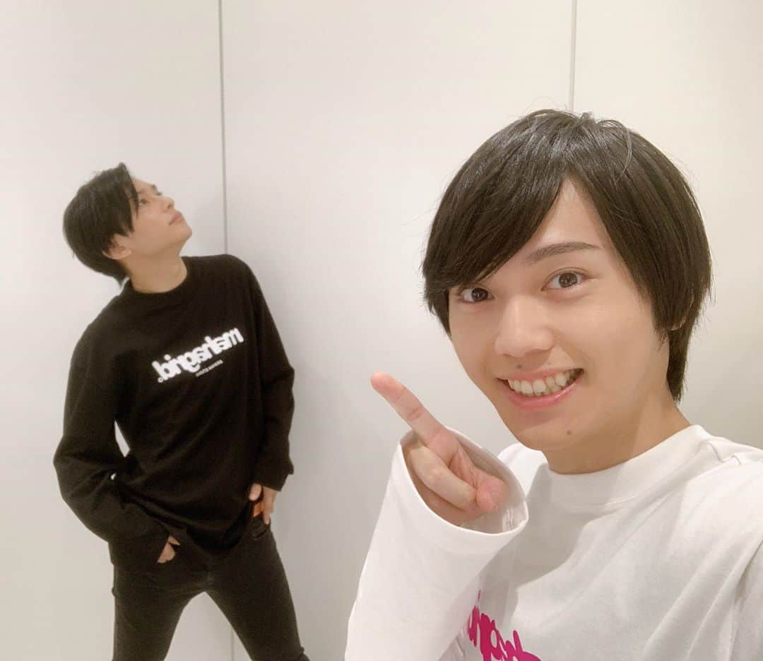 のインスタグラム：「今日の21時から 僕らの ゆるゆる男子会 『おしゃべや』が配信開始です！  YouTube Live↓ https://youtu.be/L_HeFVpImSU  LINE LIVE↓ https://live.line.me/channels/499/upcoming/15091626  ツイキャス↓ https://twitcasting.tv/oshabeya  こちらから 見れますので是非是非〜♪  3ヶ月ぶりの祥ちゃんと ゆるゆると語っております！  ちなみに僕は とても楽しく収録してましたので 笑い声がうるさいかもしれませんw  お時間あったら 是非^ ^  #オールナイトニッポンi #おしゃべや #ゆるゆる男子会 #橋本祥平  #深澤大河 #祥ちゃん が #ポーズ を決めている #どこを見てる のだろうか #明日 かな？ #未来 かな？ いや #壁 だw」