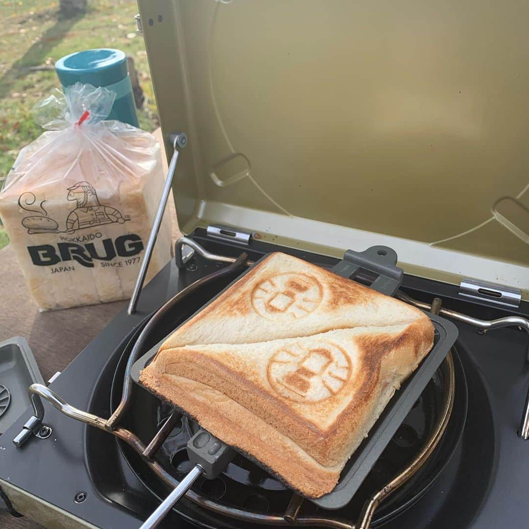 阿部晋也さんのインスタグラム写真 - (阿部晋也Instagram)「パン投稿🍞  またまたブルクベーカリーから、トーストブレッド。 バター、生クリーム、砂糖不使用のパンで、かなり好みでした‼️ 昔ロンドンで好きだったサンドイッチ屋さんで使われていたパンみたいな感じもして、サンドイッチにも良さそうです🥪  そして、はるゆたかブレンドを使ってホットサンドを作りましたが、今まで作った中で、1番美味しいホットサンドになりました🥪🧀笑  #パン #食パン #ブルクベーカリー #トーストブレッド #はるゆたかブレンド #コールマン #coleman #イワタニ #マーベラス2 #あべぱんログ」10月12日 20時47分 - shinyabe106