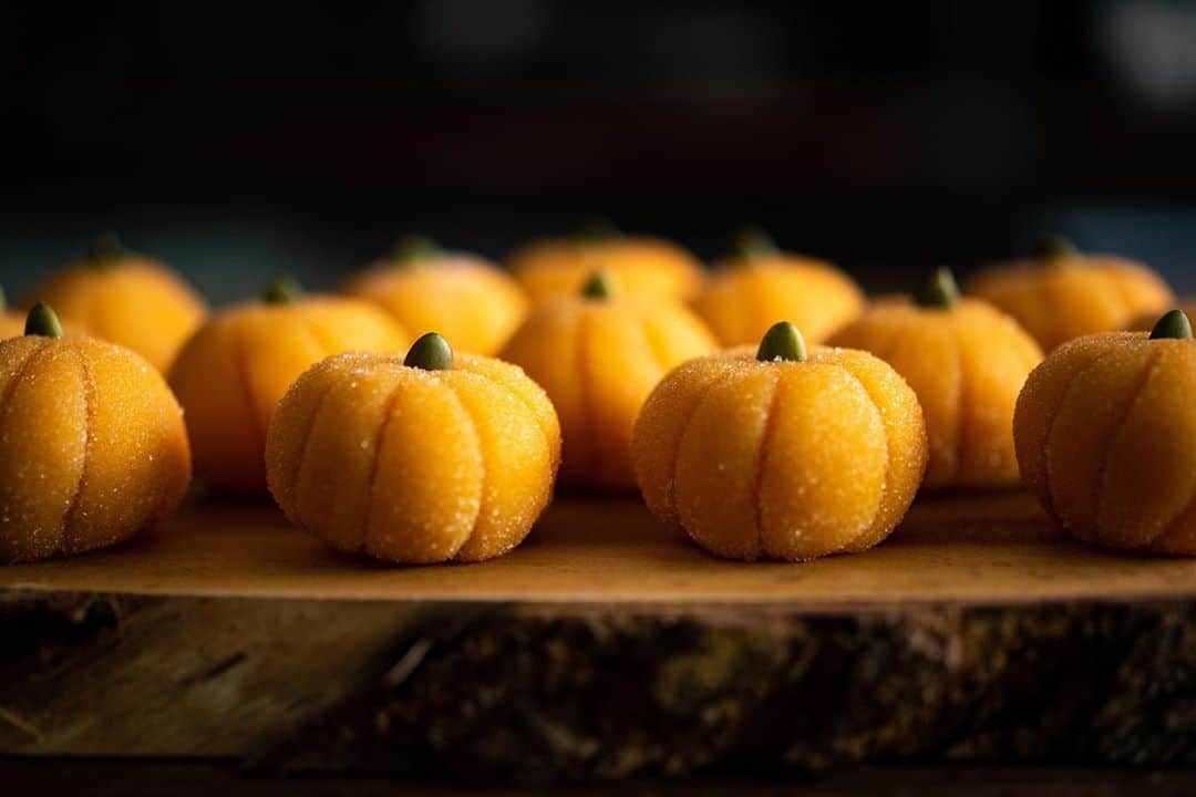 チョコレートカカオさんのインスタグラム写真 - (チョコレートカカオInstagram)「今年のハロウィンのお菓子はコンパクトに！  Halloween condensed milk pumpkin & white chocolate truffles かぼちゃとチョコのミルクトリュフ  YouTube https://youtu.be/GGNooUfLz58  #Youtube #ASMR #foodie #instafood #dessertporn #スイーツ #yummy #recipe #手作りお菓子 #ケーキ #チョコレート #カボチャ #かぼちゃ #ハロウィン #halloween #halloweensweets #squash #pumpkin #truffle #truffles #condensedmilk #練乳 #halloweencandy #butternutsquash #トリュフ #ハロウィーン #ハロウィンお菓子 #ハロウィンパーティー #halloweenparty」10月12日 20時47分 - chocolate_cacao_seijin