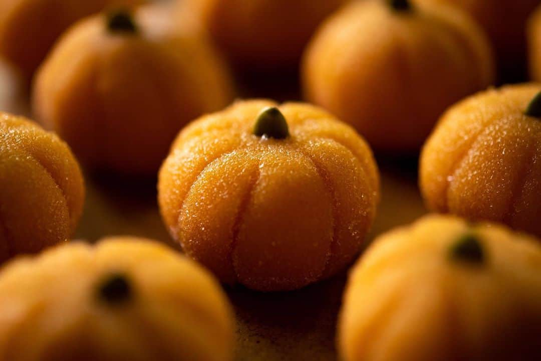 チョコレートカカオのインスタグラム：「今年のハロウィンのお菓子はコンパクトに！  Halloween condensed milk pumpkin & white chocolate truffles かぼちゃとチョコのミルクトリュフ  YouTube https://youtu.be/GGNooUfLz58  #Youtube #ASMR #foodie #instafood #dessertporn #スイーツ #yummy #recipe #手作りお菓子 #ケーキ #チョコレート #カボチャ #かぼちゃ #ハロウィン #halloween #halloweensweets #squash #pumpkin #truffle #truffles #condensedmilk #練乳 #halloweencandy #butternutsquash #トリュフ #ハロウィーン #ハロウィンお菓子 #ハロウィンパーティー #halloweenparty」