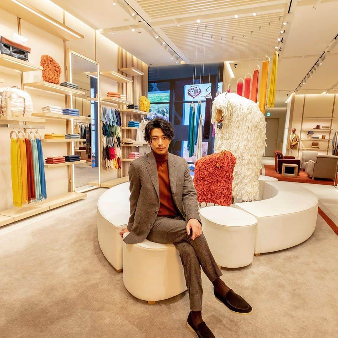 三浦翔平さんのインスタグラム写真 - (三浦翔平Instagram)「新しくオープンした東京・銀座のロロ・ピアーナの旗艦店で開催される、デジタル・アート・インスタレーション『An Odyssey of Touch』を一足先に見に行ってきました。  ロロ・ピアーナの極上の手触りを表現したという、(これまで数多くの著名なミュージシャンとともに前衛的な作品を生み出してきた)、ロンドンを拠点に活躍するビジュアルアーティスト、Weirdcore（ウィアードコア）の作品と坂本龍一氏のトラックが生み出す美しさを感じられるエキジビションでした。  10月16日(金)から25日(日) までにて一般公開です。  Artwork by @weirdcoretv  Exhibition track by Ryuichi Sakamoto @skmtgram  @loropianaofficial  #LoroPiana #LoroPianaGinza #Tokyo #Weirdcore #RyuichiSakamoto #Anodysseyoftouch」10月12日 20時47分 - shohei.63
