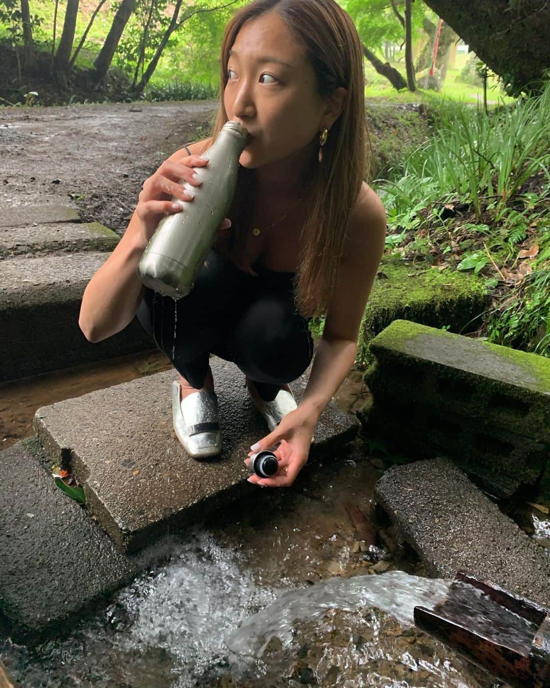 のインスタグラム：「【 内省の極意 】  皆様こんばんは！ こちらは那須で湧き水を飲んだ時の写真です。  " 私はこうやって、水を毎日飲みたい！" っと、魂が叫んでいたので、 いつかは、そういう運びになるのだと思って、 そんな日を遠目に見ながら過ごしています👁✨  ------------------------------------  " 今この時にしかできないことを " をテーマに生きています。  私は、昔から、歳をを取るのことが楽しみです。 そして実際に歳を重ねるごとに楽しいです。  アーユルヴェーダという生き方の知恵を 学んでいる中で、わたしは、生活ではなく、 人生をいつも考えている気がしています。  生まれてから大人になるにつれて、 繊細な感覚や、真の自分というものよりも、 世俗的な部分、欲望、情熱、野心的なところが 高まりカラダもアタマも、フル回転。  ------------------------------------  これから歳を重ねるたびに、 カラダの機能が衰えてくるかもしれない。 しかし、それは違うものを手に入れるために、 使えるエネルギーがシフトしていくタイミング。  私は小さい頃から、大人に憧れていて、 自分の無力さを感じた時に、いつも、  " 今にしかできないことがある。"  " 今感じることは、今しか味わえない。" っと思って、生きてきましたが、 どうやら本当に、そうらしいのです。  だからこそ、辿り着くべき未来や、 到達すべき真の幸福が存在する場所を、 遠目に見ながらも、今の自分でしか 味わえない楽しさを、味わいきること。  正解を生きるために、生きているのではなく、 真実のある目的地を知ったうえで、 寄り道する余裕をもちながら、 今の世俗的な喜びを楽しみきるために！ そこに溺れて、目標を見失わぬよう、 アンカーだけは⚓️地に下ろして。  そうすると、不思議。 流されることさえも、楽しんでしまえる。🌊  ------------------------------------  そんな風に思えているのは、 知恵としての学びもそうですが、実践そのものから 感じる、内側にすでに存在する叡智。  生活の中で出来ることが益々増え、効率化し、 感度が高くなることで、感度や心地よさが増え続ける。  どうなってしまうのだろう？とワクワクする。 そんな恩恵を日々受け取る。  わたしは、規律と朝の瞑想が人生を変えると、 本気で思っています。  毎朝この素晴らしいイチニチの始まりを ご一緒いただいている皆様は、70名にも上りました。 もし、よければ、アーユルヴェーダや瞑想、呼吸法を 取り入れて生活の変化や人生に対する変容などあれば、 postいただき、こちらのコメント欄に、一報ください😊  ------------------------------------」